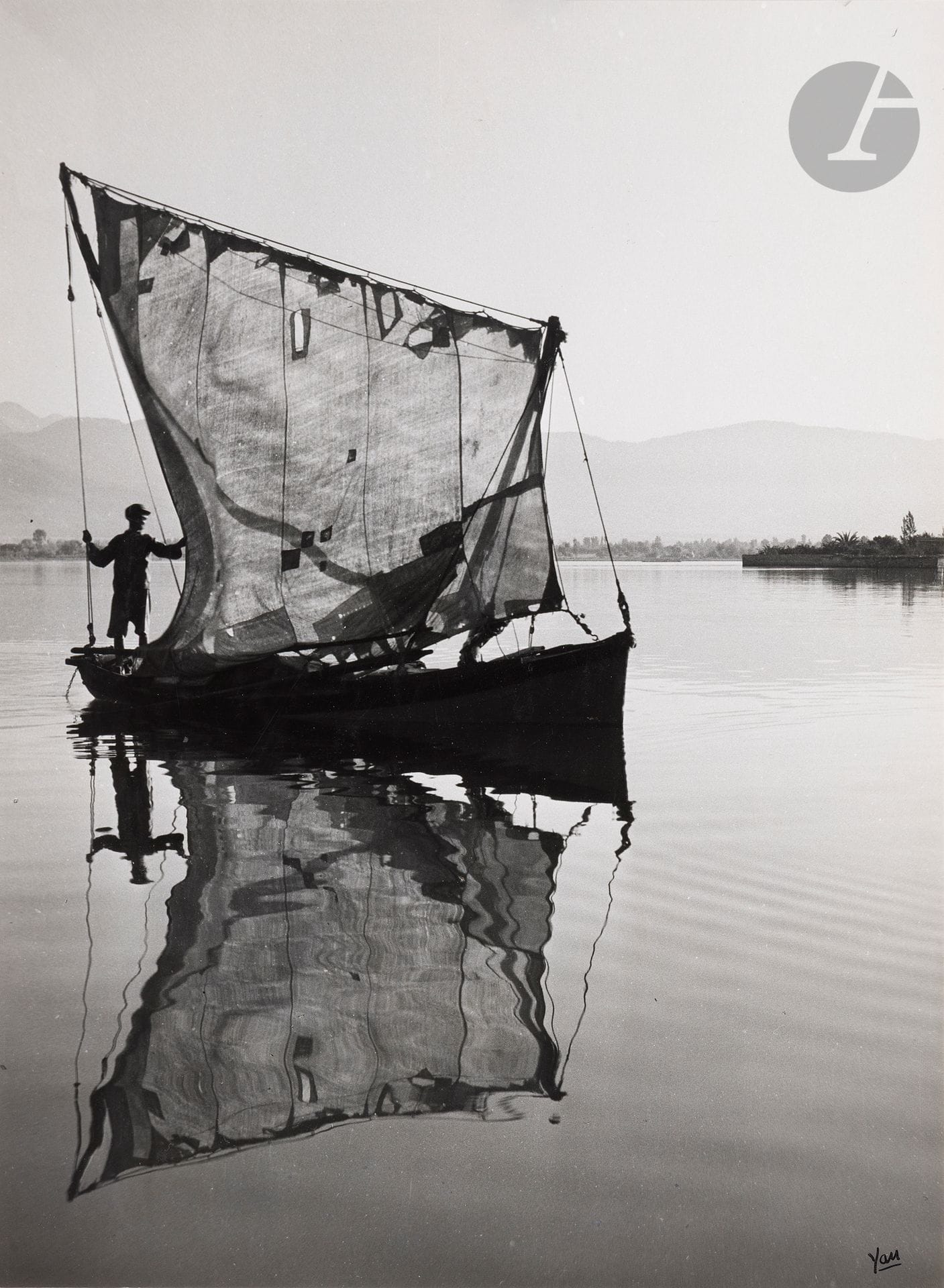 Jean Dieuzaide (1921-2003)
Les Papillons des Mers. Turquie, 1955.
Épreuve argentique d’époque, contrecollée sur carton et signée « Yan » à l’encre en bas à droite. Tampons « Photo Reportage Yan » et « J. Dieuzaide », tampons « Turquie » (N° 1964), titre, date et annotations au verso du montage. 
38 x 28,5 cm