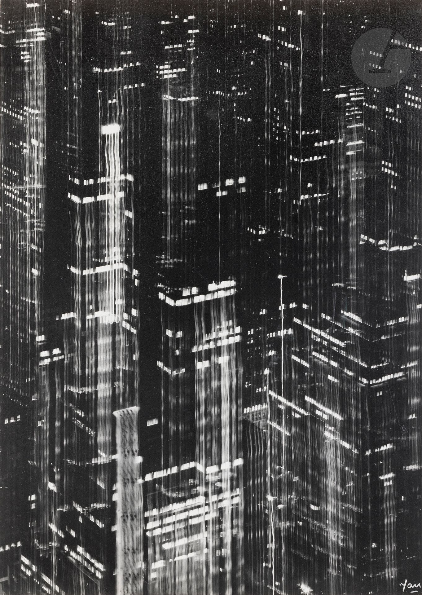 Jean Dieuzaide (1921-2003)
East Side. New York, 1965. 
Épreuve argentique d’époque, contrecollée sur carton et signée « Yan » en blanc en bas à droite, signée, titrée et datée à l’encre avec le tampon « Reportage photographique Yan » au verso du montage. 
57,7 x 41 cm