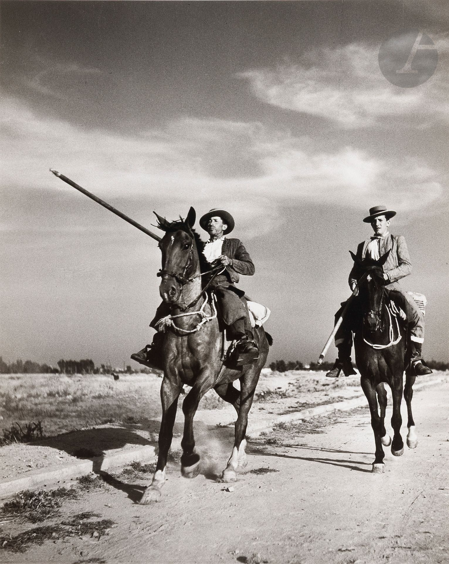Jean Dieuzaide (1921-2003)
Campeones [cavaliers]. Séville, Espagne, 1951. 
Épreuve argentique (tirée par Jean Dieuzaide, c. 1980). Timbre sec du photographe en bas à droite. Tampon « Photographié par Jean Dieuzaide », tampon de la série « Espagne du Sud » (N° 835), titre et date au verso.
Image : 30 x 24 cm - Feuille : 40 x 30 cm