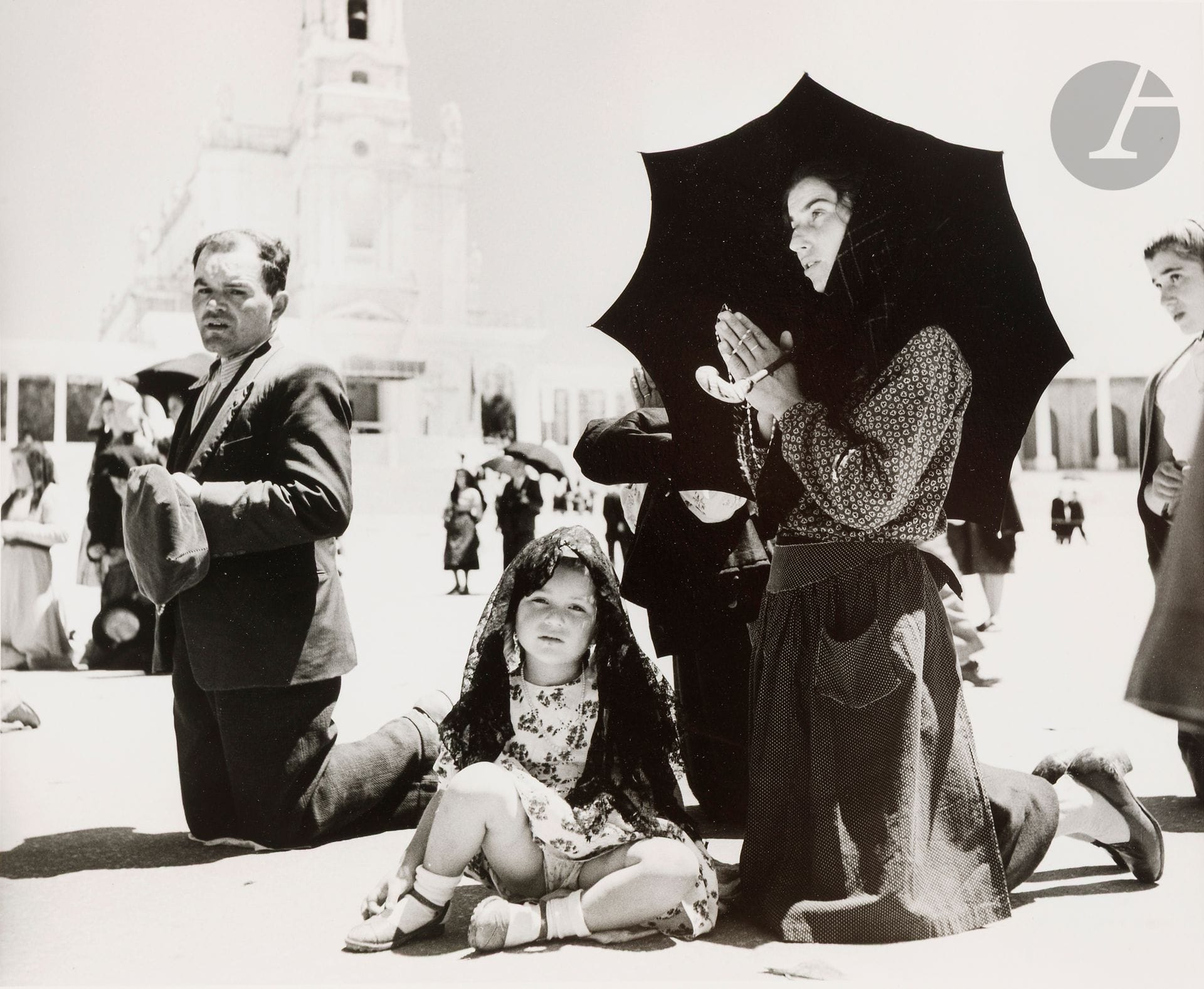 Jean Dieuzaide (1921-2003)
Famille de pèlerins à genoux. Fátima, Portugal, 1954. 
Épreuve argentique (c. 2000). Tampon « Reportage photographique Yan », légende, annotations et date au crayon au verso. 
Image : 27,3 x 33,3 cm 
Feuille : 30,4 x 40,4 cm