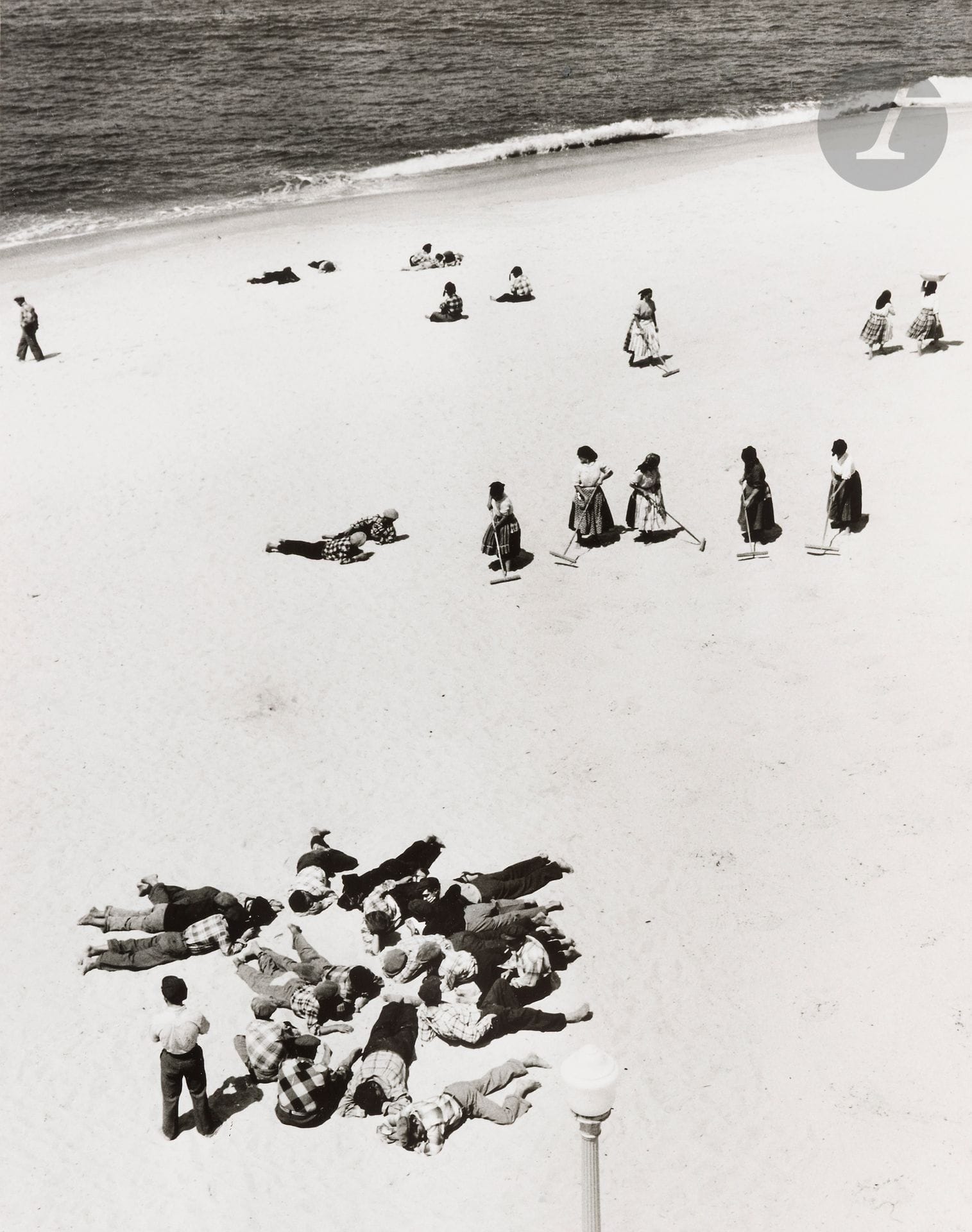 Jean Dieuzaide (1921-2003)
La Sieste. Nazaré, Portugal, 1954. 
Épreuve argentique (tirée sous le contrôle de Michel Dieuzaide en 2006). Tampon « Photographié par Jean Dieuzaide », tampon de la série « Portugal » (N° 466), numérotation à 4 exemplaires, titre et dates à l’encre au verso. 
Image : 34,7 x 27,5 cm 
Feuille : 40,5 x 30,5 cm