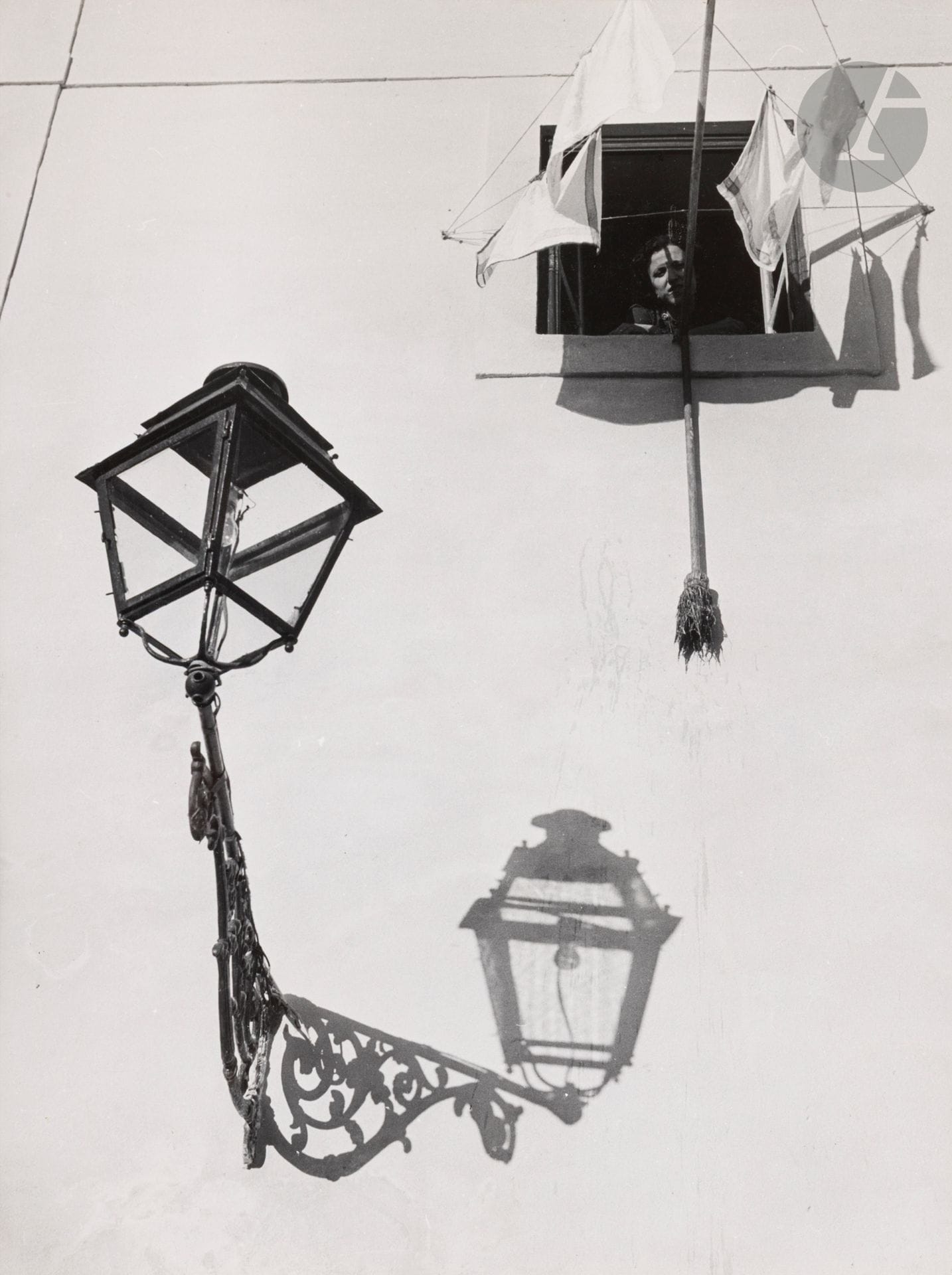 Jean Dieuzaide (1921-2003)
Alfama. Portugal, 1954.
Épreuve argentique d’époque, contrecollée sur carton et titrée au crayon sur le montage en bas à gauche. Tampon « Reportage photographique Yan », annotations, date, étiquette de concours (Coupe de France 1955) et dédicaces de Marcel Bovis « Bien amicales félicitations confraternelles. Marcel Bovis » et Lucien Lorelle « Trop fort ce monsieur là ! Lucien Lorelle » au verso du montage. 
40 x 30,5 cm