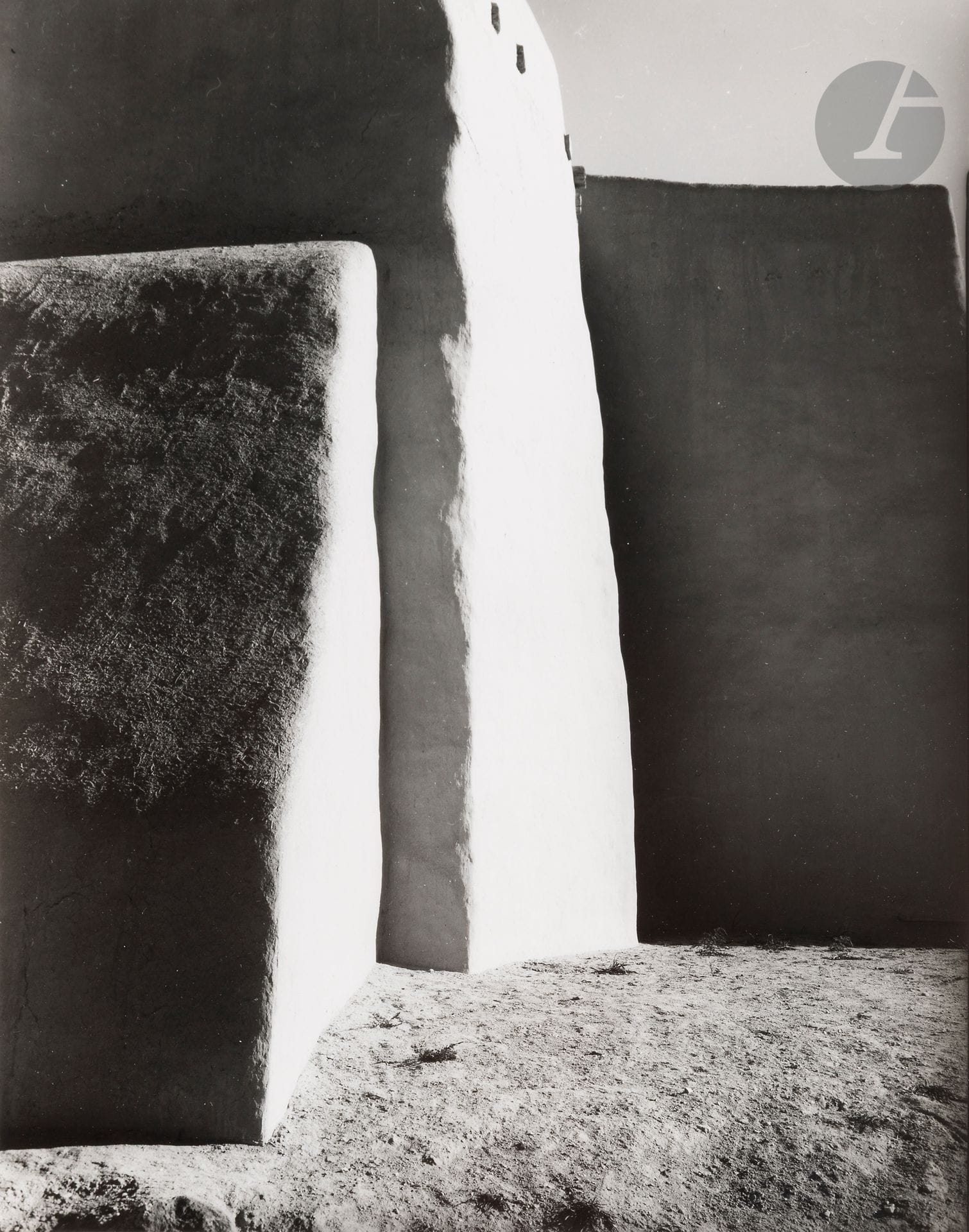 Jean Dieuzaide (1921-2003)
Église de Taos. Nouveau Mexique, 1980. 
Épreuve argentique (c. 2000). Tampon « Reportage photographique Yan », titre et date à l’encre au verso. 
Image : 34,8 x 27,4 cm  
Feuille : 40,6 x 30,5 cm
