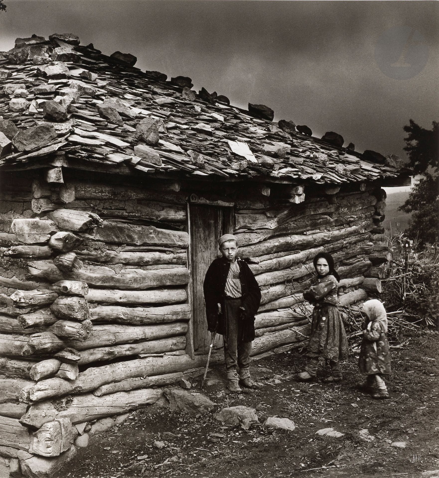 Jean Dieuzaide (1921-2003)
Route de Ordu à Sivas. Turquie, 1955.
Épreuve argentique sur papier Agfa (tirée par Jean Dieuzaide en 1990). Timbre sec du photographe en bas à droite. Tampon « Photographié par Jean Dieuzaide », tampon de la série « Turquie » (N° 1444), titre et dates au verso. 
Image : 26,5 x 24,5 cm
Feuille : 40 x 30 cm
