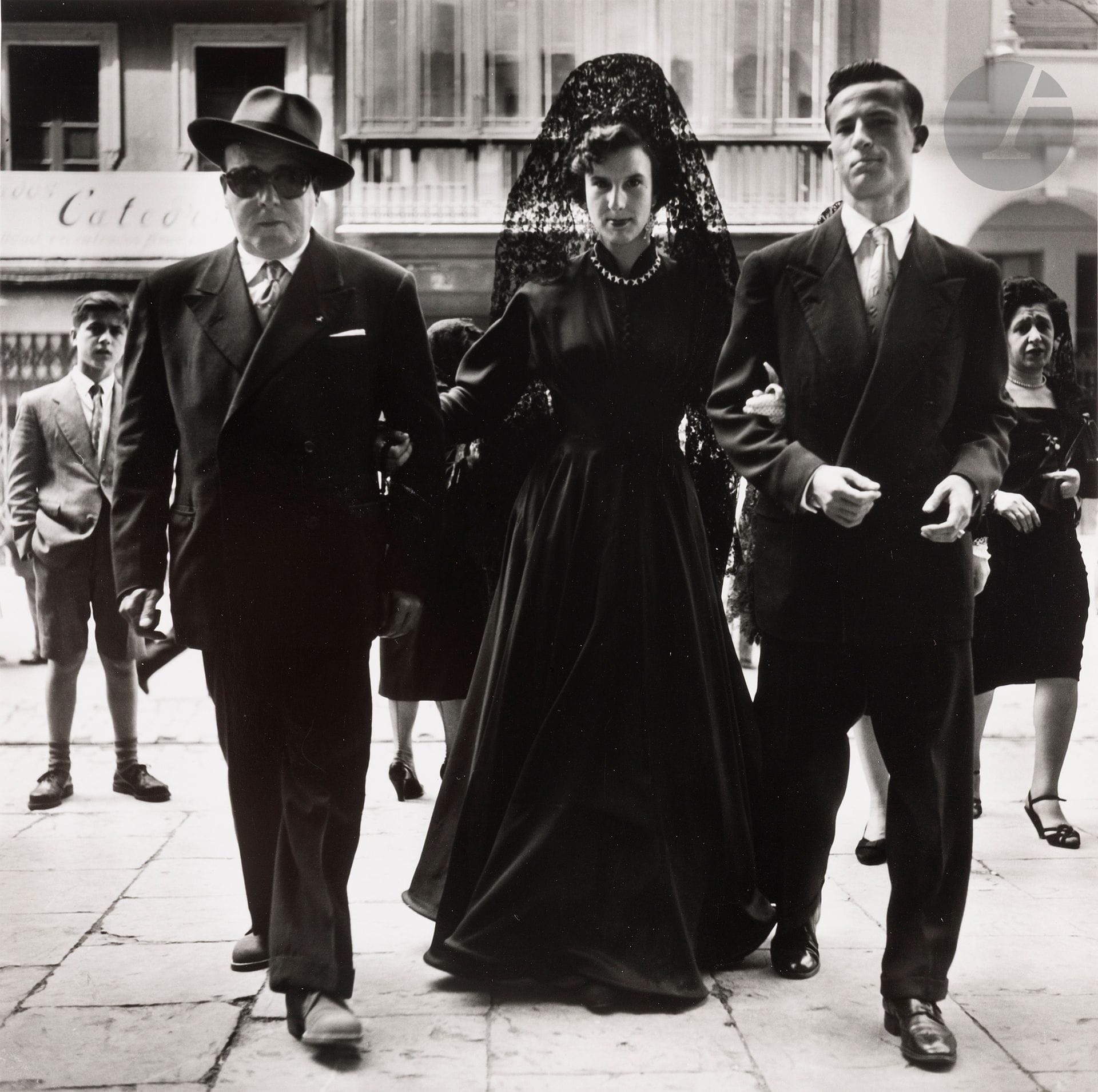 Jean Dieuzaide (1921-2003)
Séville. Espagne, 1951. 
Épreuve argentique (tirée par Jean Dieuzaide c. 1990). Timbre sec du photographe en bas à droite. Tampon « Photographié par Jean Dieuzaide », tampon de la série « Espagne du Sud » (N° 852), titre et date à l’encre au verso. 
Image : 27,5 x 27,5 cm - Feuille : 40,5 x 30,5 cm