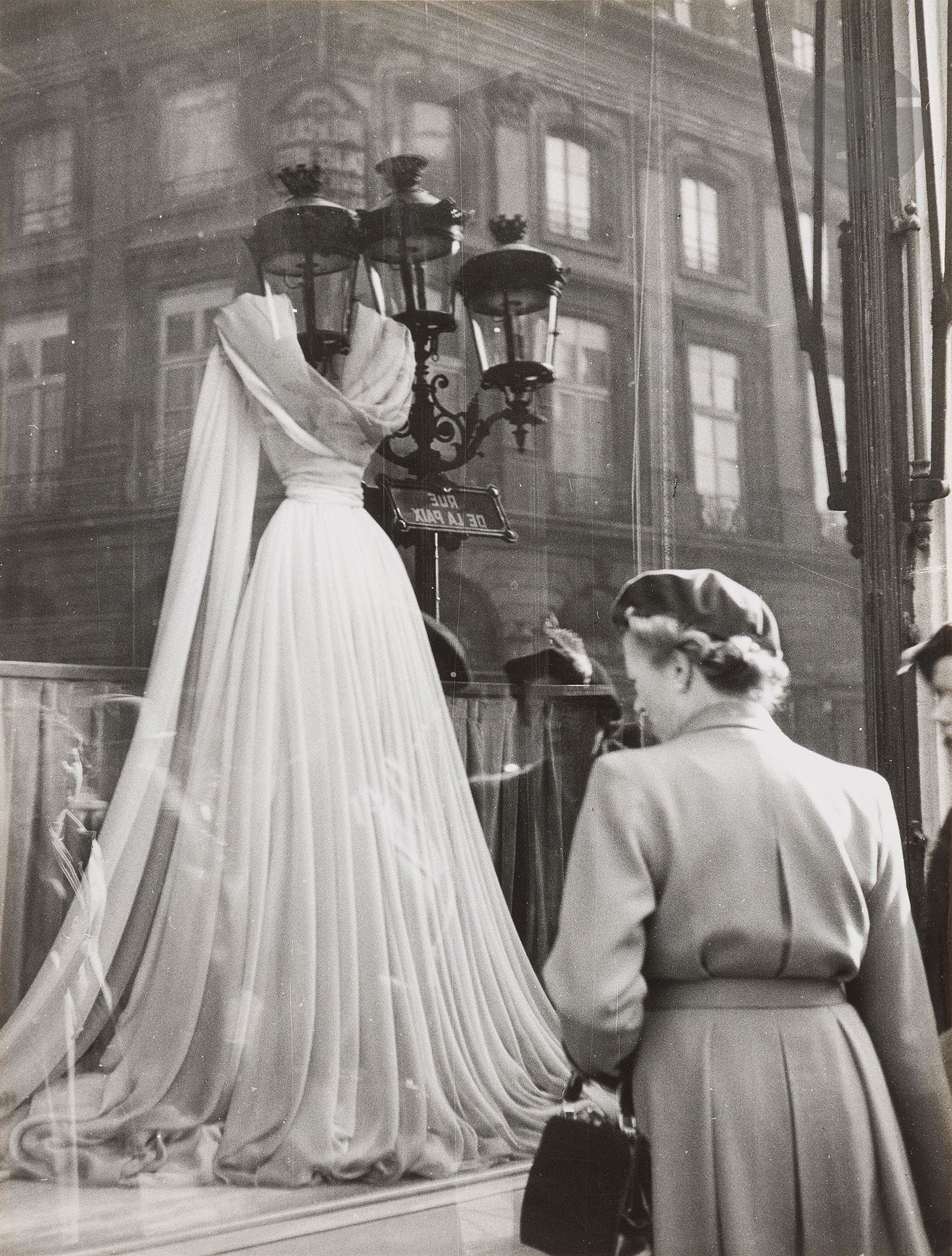 Jean Dieuzaide (1921-2003)
Rue de la Paix. Paris, 1948.
Épreuve argentique d’époque, contrecollée sur carton. Tampon « Reportage photographique Yan », date et annotations manuscrites au verso du montage.
40,5 x 30 cm