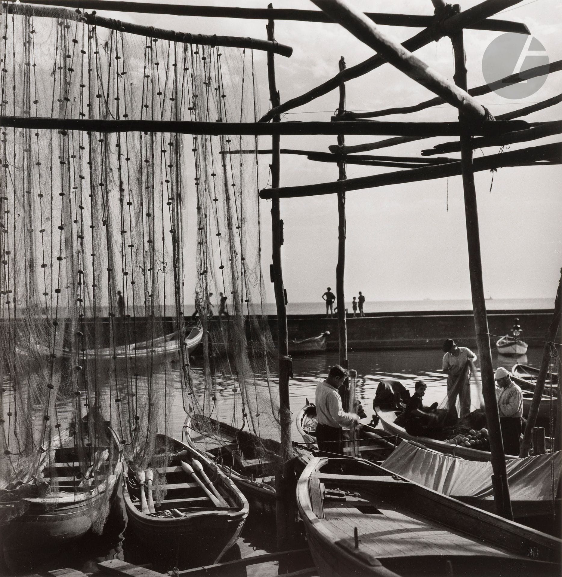 Jean Dieuzaide (1921-2003)
Le port. Istanbul, Turquie, 1955.
Épreuve argentique sur papier Agfa (tirée par Jean Dieuzaide en 1986). Timbre sec du photographe en bas à droite. Tampon « Photographié par Jean Dieuzaide », tampon de la série « Turquie » (N° 345), numérotation à un exemplaire 1/1, titre et dates à l’encre au verso. 
Image : 27,5 x 26,5 cm - Feuille : 40,5 x 30,5 cm