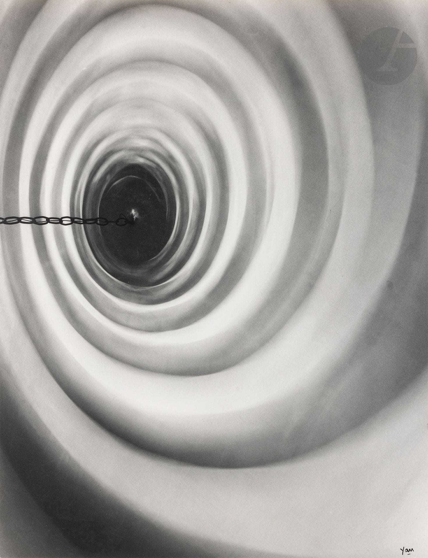 Jean Dieuzaide (1921-2003)
Rythme de l’ombre, avril 1955. 
Épreuve argentique d’époque, contrecollée sur carton et signée « Yan » à l’encre en bas à droite, signée, titrée et datée à l’encre au verso du montage. 
58 x 45 cm