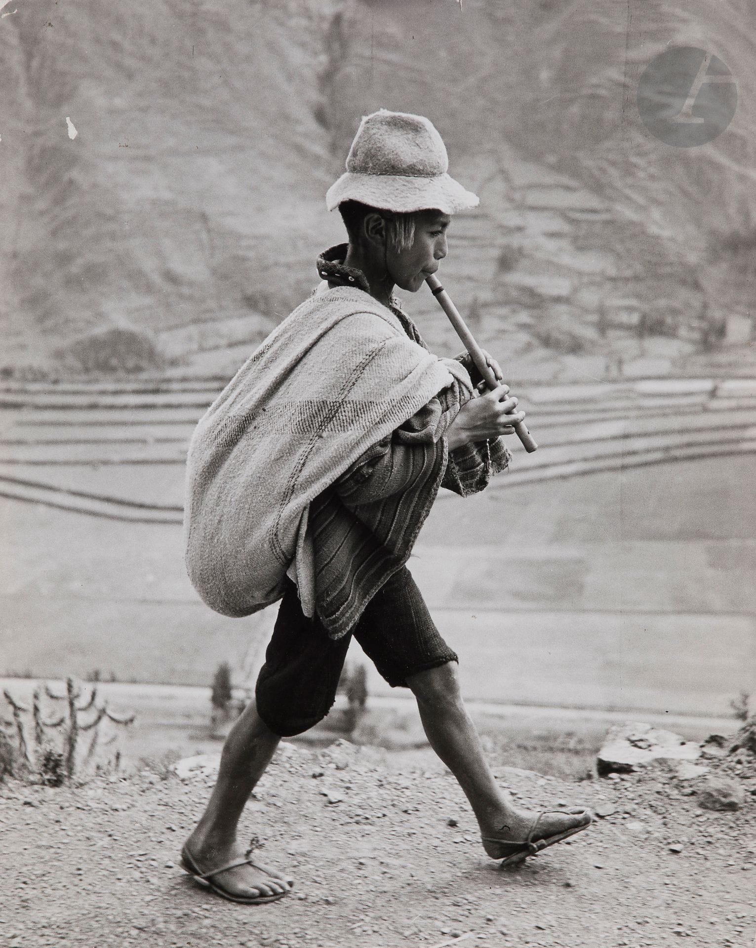 Werner Bischof (1916-1954)
Le joueur de flûte sur la route de Cuzco. Pérou 1954. 
Épreuve argentique (c. 1980), créditée et datée à l’encre par Rosellina Bischof au verso. Une enveloppe dédicacée par Rosellina Bischof à Jean Dieuzaide et annotée par le photographe « Rosellina vient de mourir. Janvier 1986, je suis très triste », accompagne l’épreuve. Un petit manque de gélatine en haut à gauche.
30,3 x 24,2 cm

Bibliographie :
- Fred Ritchin, William Manchester, Jean Lacouture, In Our Time : The World as Seen by Magnum Photographers, William Manchester, Londres, 1989, p. 309.
- René Bischoff, René Burri, Werner Bischof 1916-1954, Leben und Werk, Lausanne, 1990, couverture.
- Marco Bischof, Simon Maurer, Peter Zimmermann, Werner Bischof, Bilder, Bern, 2006, p. 446.