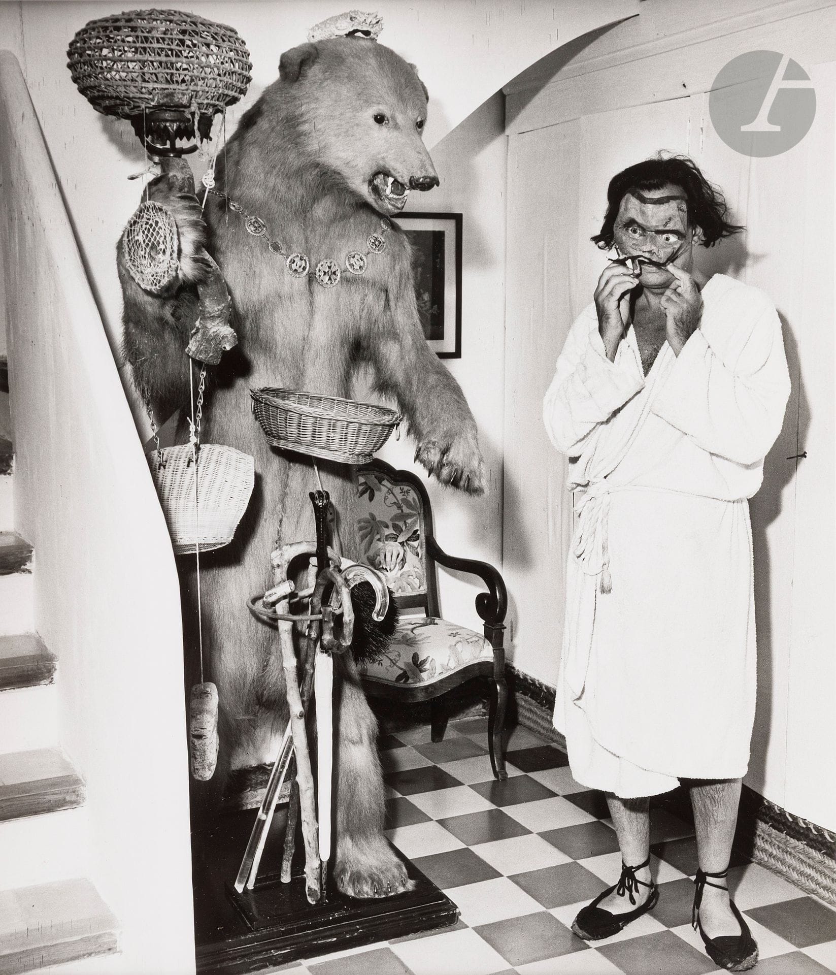 Jean Dieuzaide (1921-2003)
Salvador Dalí dans son entrée près de l’ours. Portlligat, Cadaquès, 1953.
Épreuve argentique (tirée par Jean Dieuzaide en 2002). Timbre sec du photographe en bas à droite. Tampon « Photographié par Jean Dieuzaide », tampon de la série « Reportages » (N° 7690), titre et dates à l’encre au verso. 
Image : 32,2 x 27,5 cm 
Feuille : 40,5 x 30,5 cm