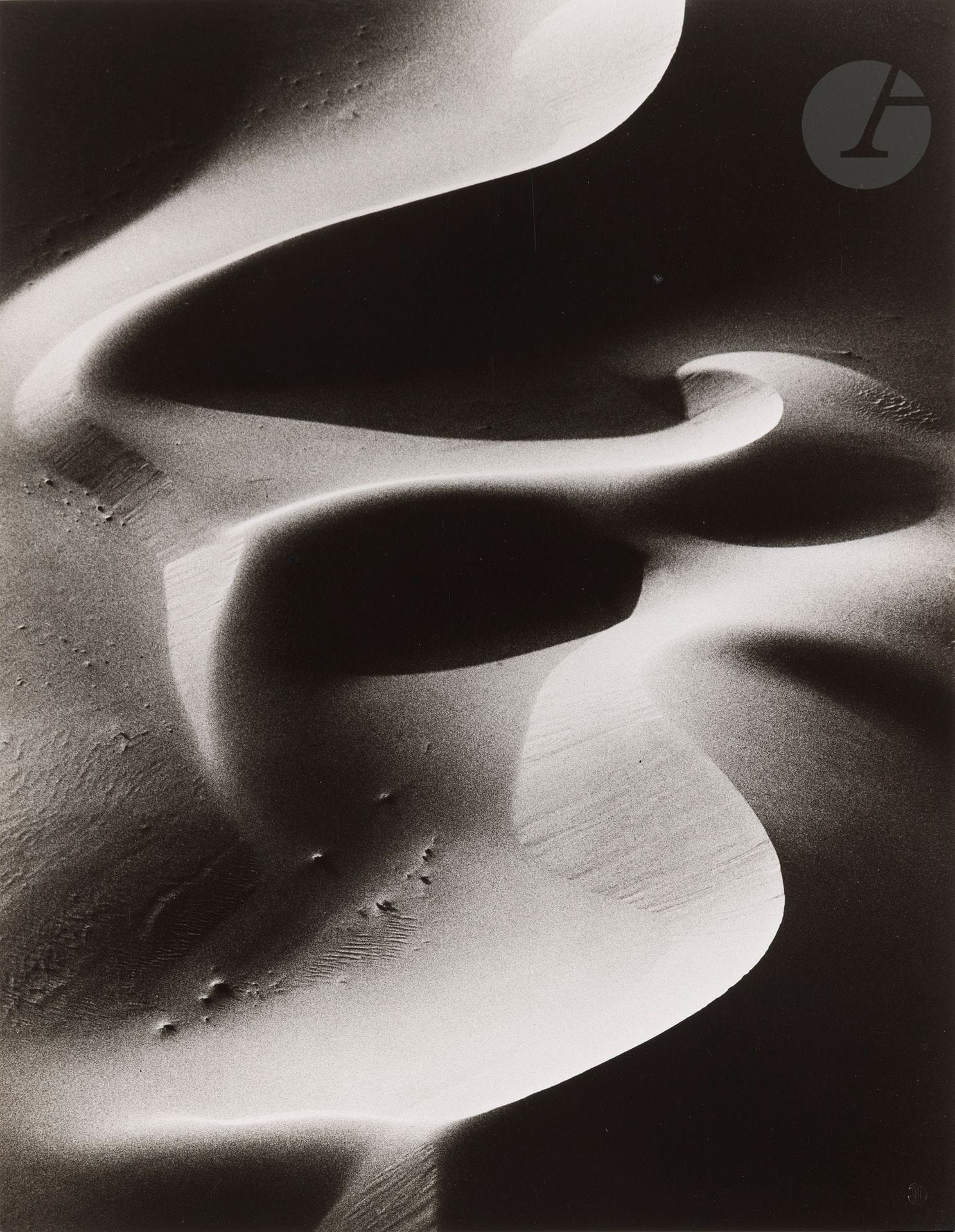 Jean Dieuzaide (1921-2003)
La dune (Vue aérienne). Sahara, 1964.
Épreuve argentique (tirée par Jean Dieuzaide en 1978), contrecollée sur carton Arches, signée, titrée et datée au crayon sur le montage en bas. Timbre sec du photographe en bas à droite. Tampon « Photographié par Jean Dieuzaide », titre, dates et numérotation 1/1 à l’encre au verso du montage.
38 x 29,5 cm