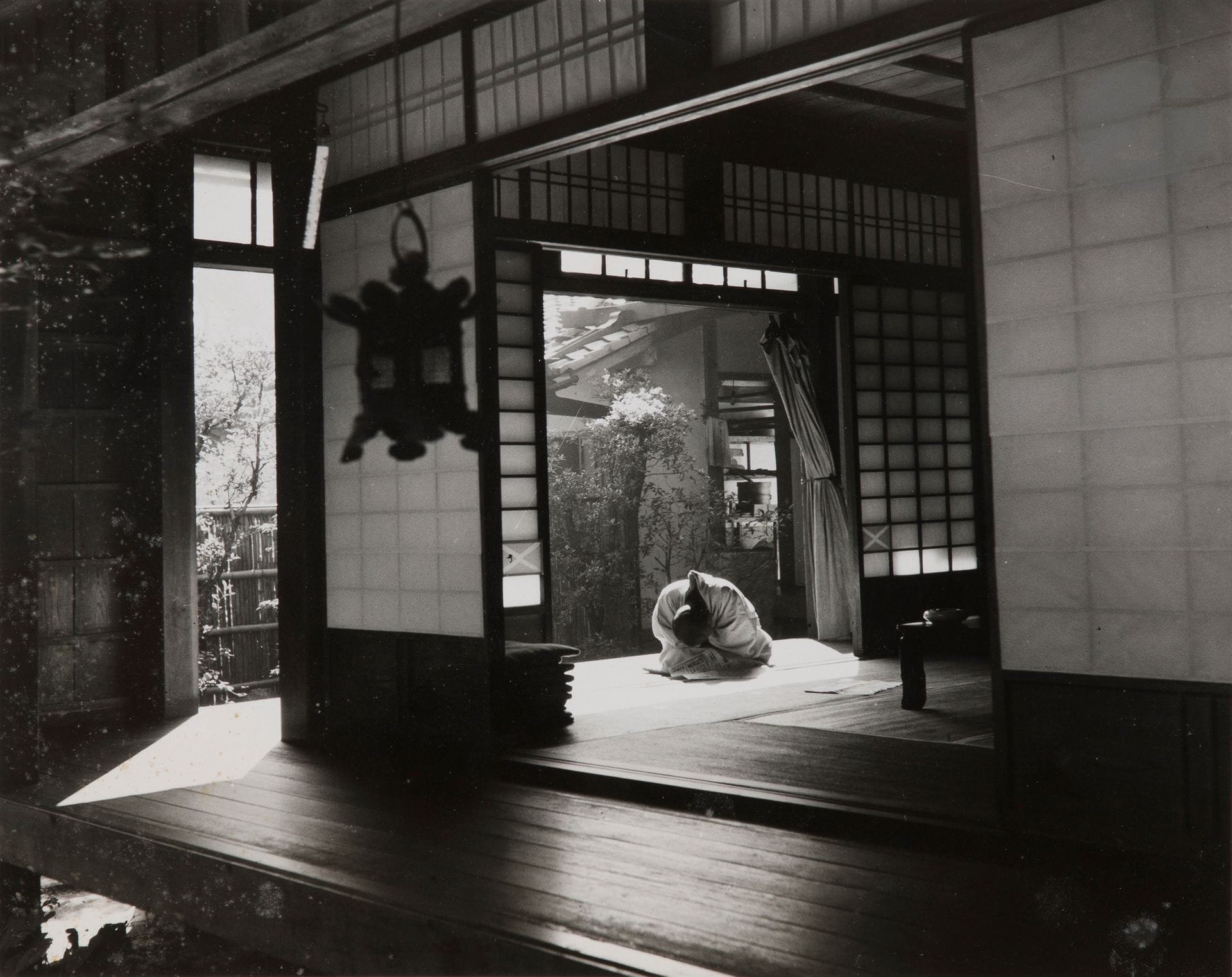 Werner Bischof (1916-1954)
Priest at Ryoan-ji temple. Kyoto, 1951.
Silver print (c. 1980), signed and dedicated "Pour Jean Dieuzaide" by Rosellina Bischof in ink in the lower margin. Annotations and dedication by Rosellina Bischof in ink on verso. Some foxing to left. 
Image: 21.8 x 27 cm - Sheet: 24 x 30.5 cm