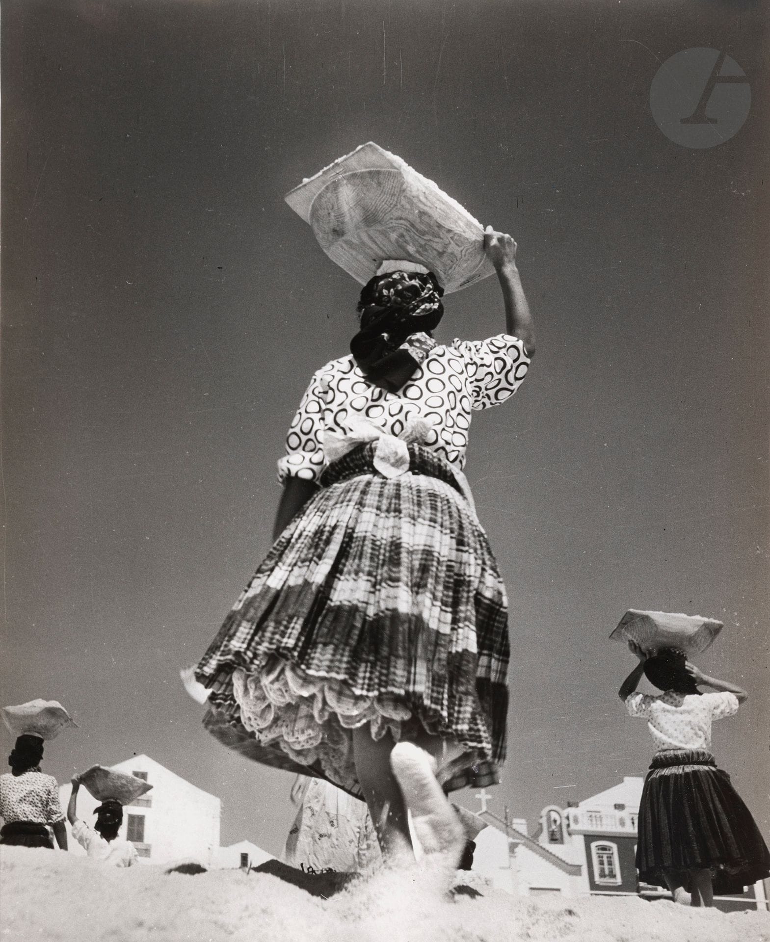 Jean Dieuzaide (1921-2003)
Femmes aux paniers. Portugal, 1954. 
Épreuve argentique (c. 1960). Tampon « Reportage photographique Yan », tampon de la série « Portugal » (N° 473), titre et date au crayon au verso. 
38,8 x 30 cm