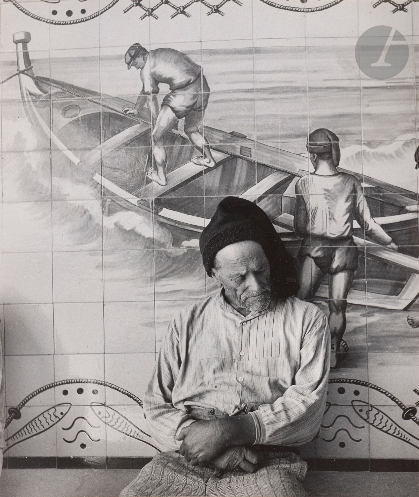 Jean Dieuzaide (1921-2003)
Le rêve du pêcheur. Portugal, 1954.
Épreuve argentique d’époque, contrecollée sur carton et titrée au crayon sur le montage en bas à gauche. Tampon « Reportage photographique Yan », annotations, date et étiquette de concours (Coupe de France 1955) au verso du montage. 
36 x 30,5 cm