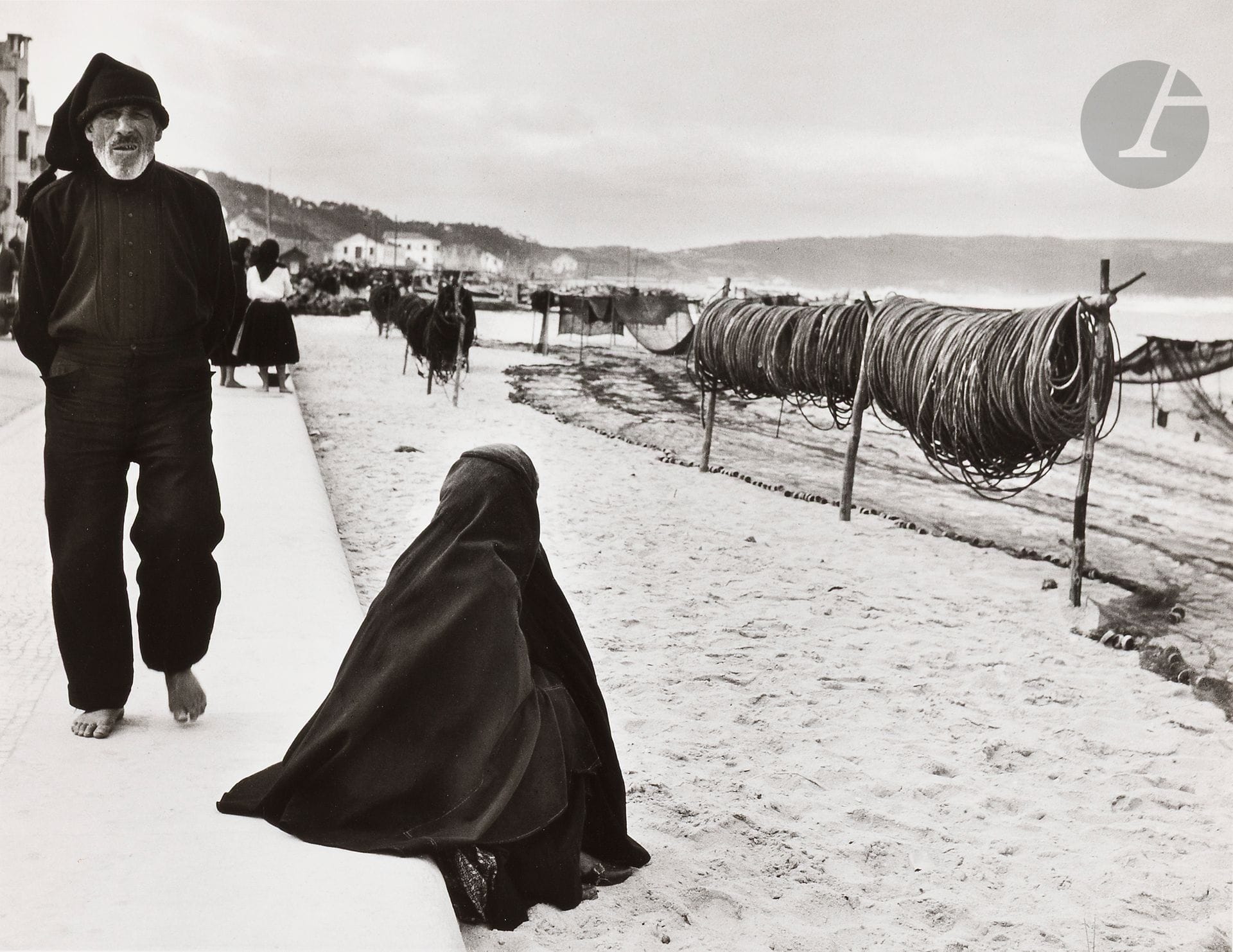 Jean Dieuzaide (1921-2003)
Bord de mer. Nazaré, Portugal, 1954. 
Épreuve argentique sur papier Agfa (tirée par Jean Dieuzaide en 1979). Timbre sec du photographe en bas à droite. Tampon « Photographié par Jean Dieuzaide », tampon de la série « Portugal » (N° D382), titre et dates au verso. 
Image : 18,5 x 24 cm - Feuille : 40 x 30 cm