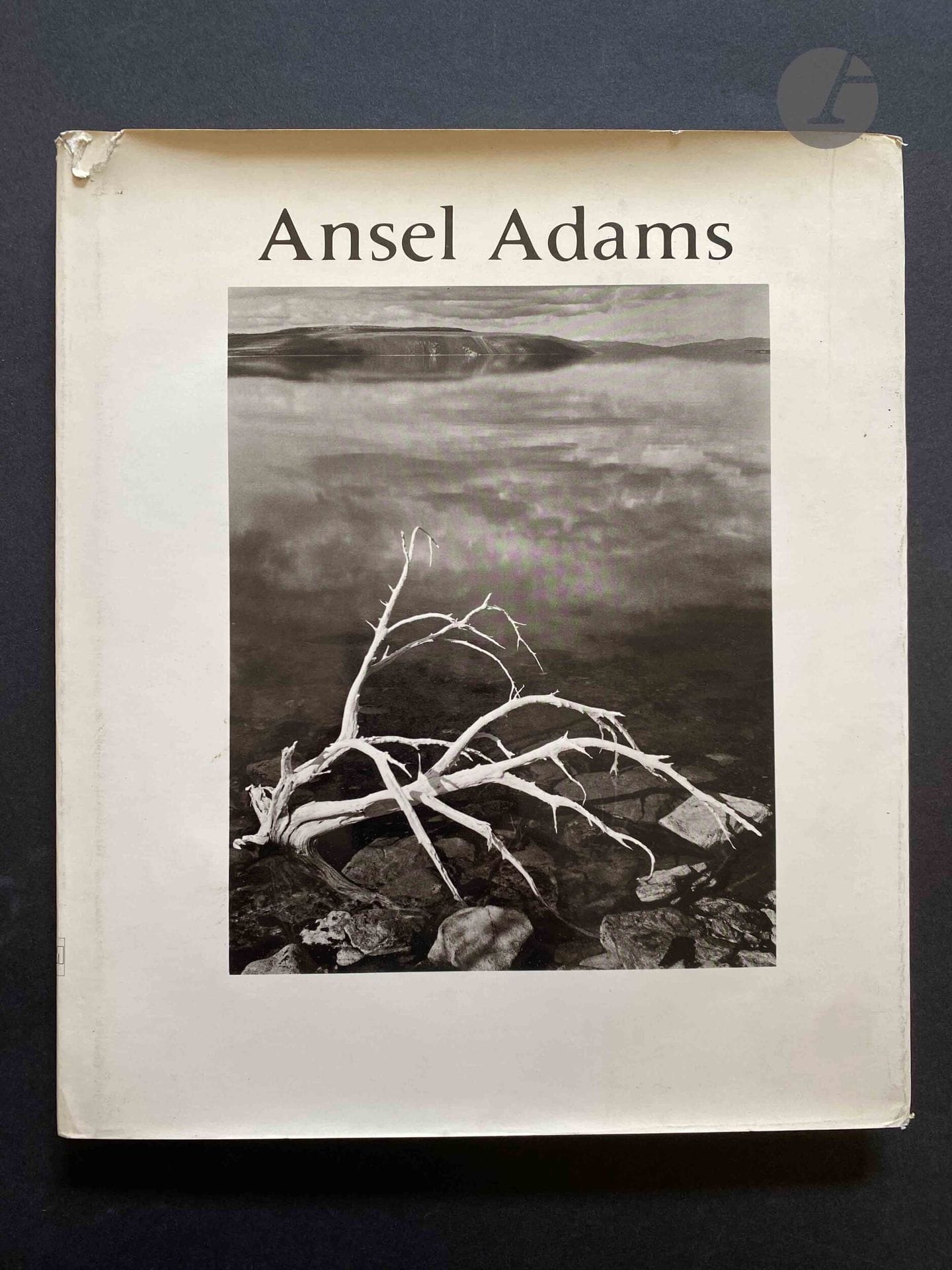 ADAMS, ANSEL (1902-1984) [Dédicacé à Jean Dieuzaide]
Ansel Adams.
A Morgan & Morgan Monograph, 1972.
In-4 (27 x 23 cm). Seconde impression, dédicacée et signée par Ansel Adams à Jean Dieuzaide en 1974. 117 photographies reproduites en noir et blanc. Relié sous jaquette illustrée (déchirures).