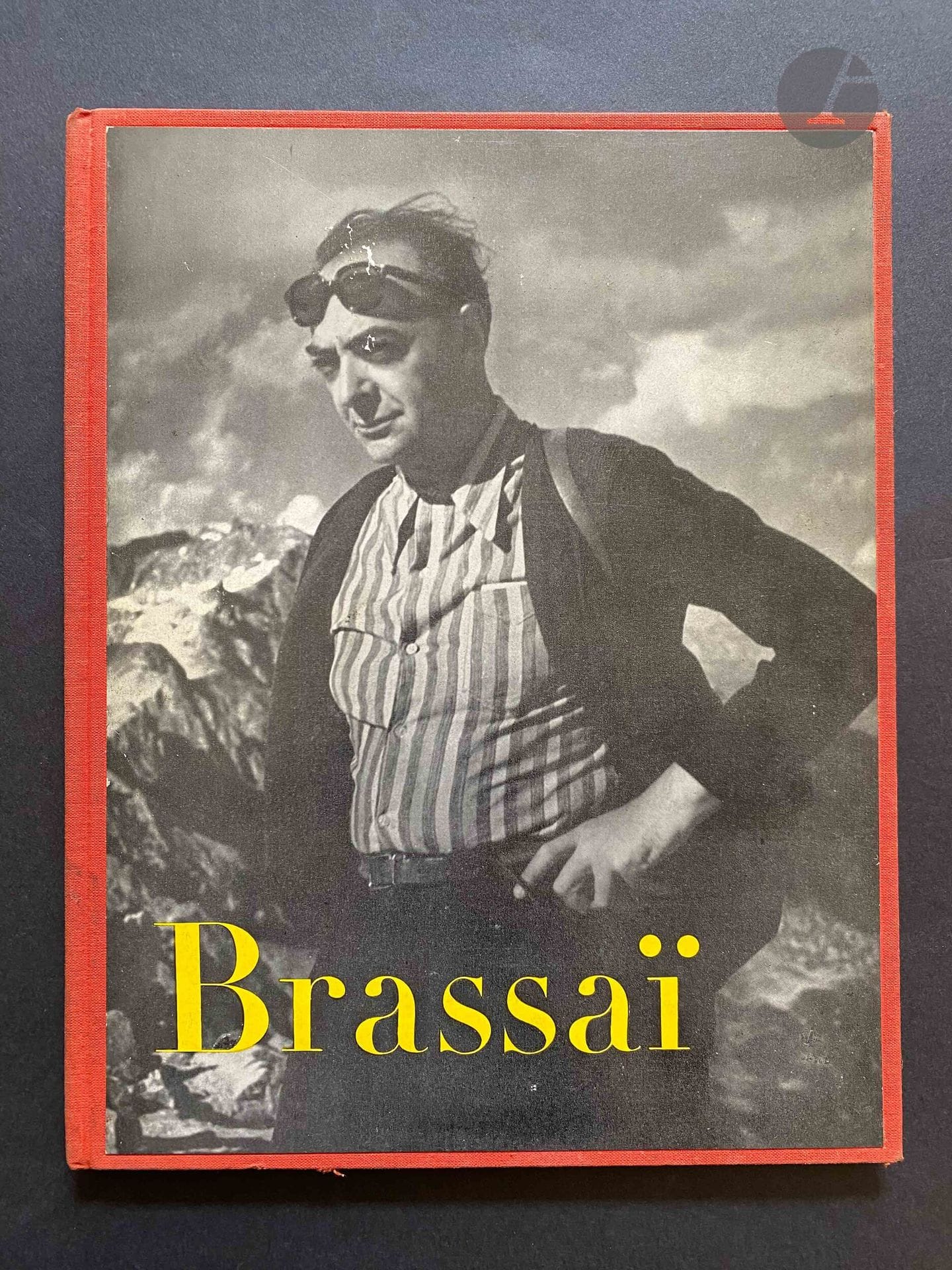 BRASSAÏ (GYULA HALÀSZ, DIT) (1899-1984) [Dédicacé à Jean Dieuzaide]
Brassaï. 
Neuf, Paris, 1952. 
In-4 (27,5 x 21,5 cm). Édition originale, signée et dédicacée par Brassaï à Jean Dieuzaide en 1954.Texte d'Henry Miller. Cartonnage d'éditeur avec couverture illustrée (frottements sur le 1er plat).