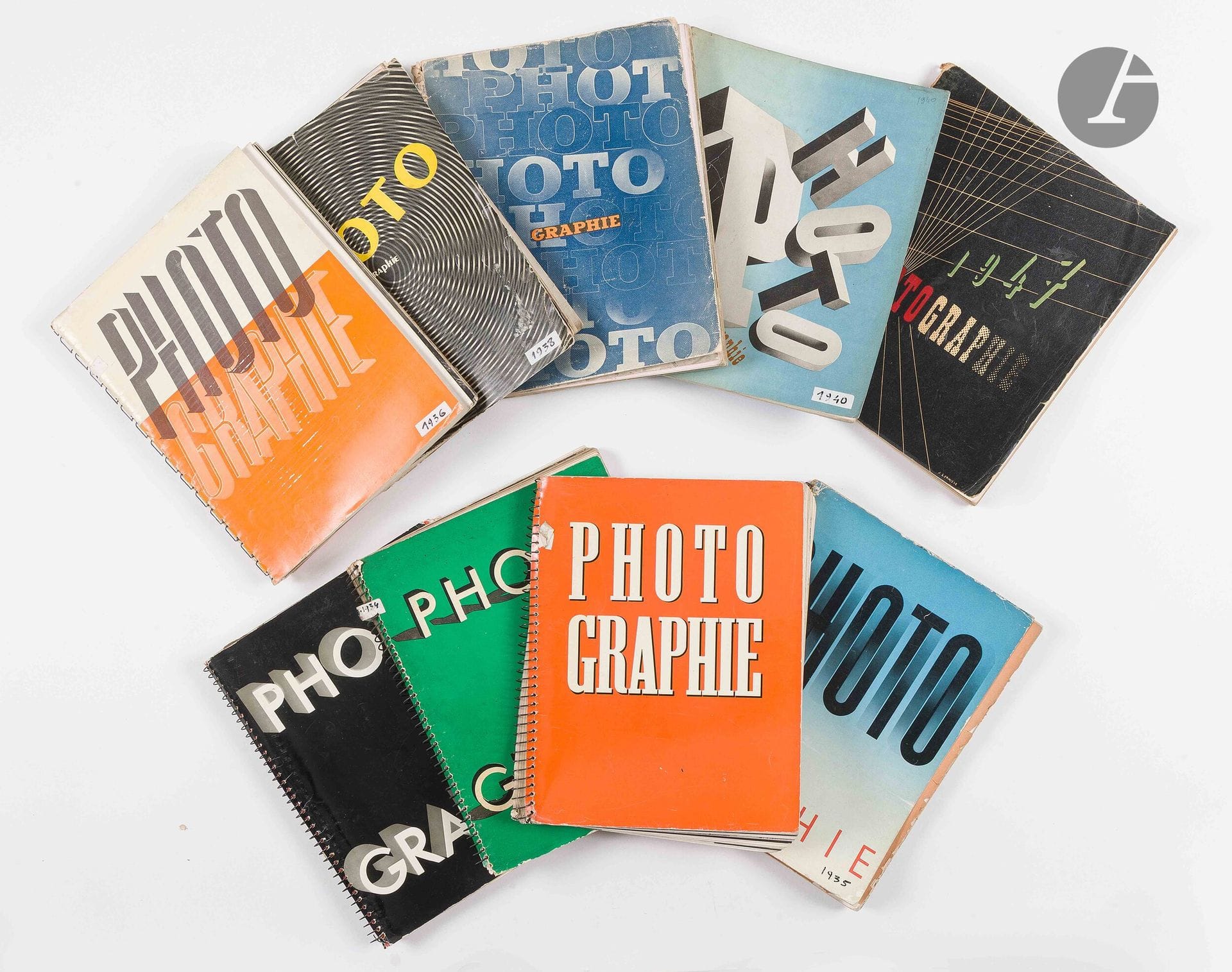 PHOTOGRAPHIE 1930 - 1932 - 1933/34 - 1935 - 1936 - 1938 - 1939 - 1940 - 1947
11 volumes.
Arts et Métiers Graphiques, 1930/1947.
In-4 (31 x 24 cm). Éditions originales. Photographies des plus importants photographes des années 30, superbement imprimées en héliogravure. Reliures à spirales. Les années 1930 et 1947 en double. Très mauvais état des couvertures; intérieurs bons.