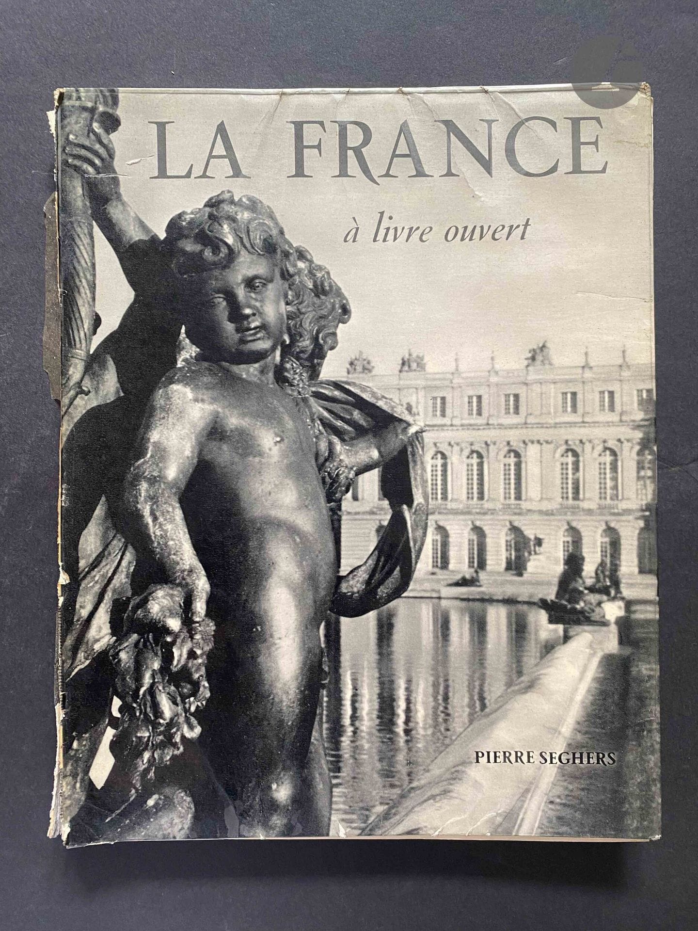 LOT
3 ouvrages
* La France à livre ouvert - Seghers 1954 - Photographies imprimées en héliogravure de Willy Ronis, Jean Dieuzaide, Robert Doisneau, Sabine Weiss, e.a. Tampon de Jean Dieuzaide. Livre en mauvais état.
*Gordon Fraser Books. Automn 1976 and complete list.
*The concerned photographer 2. Thames and Hudson, 1972. Portflios de photographies, superbement imprimées en héliogravure, par Marc Riboud, Roman Vishniac, Bruce Davidson, Gordon Parks, Ernst Haas, Hiroshi Hamaya, Donald McCullin et W. Eugene Smith. Signature de Jean Dieuzaide en page de faux-titre.