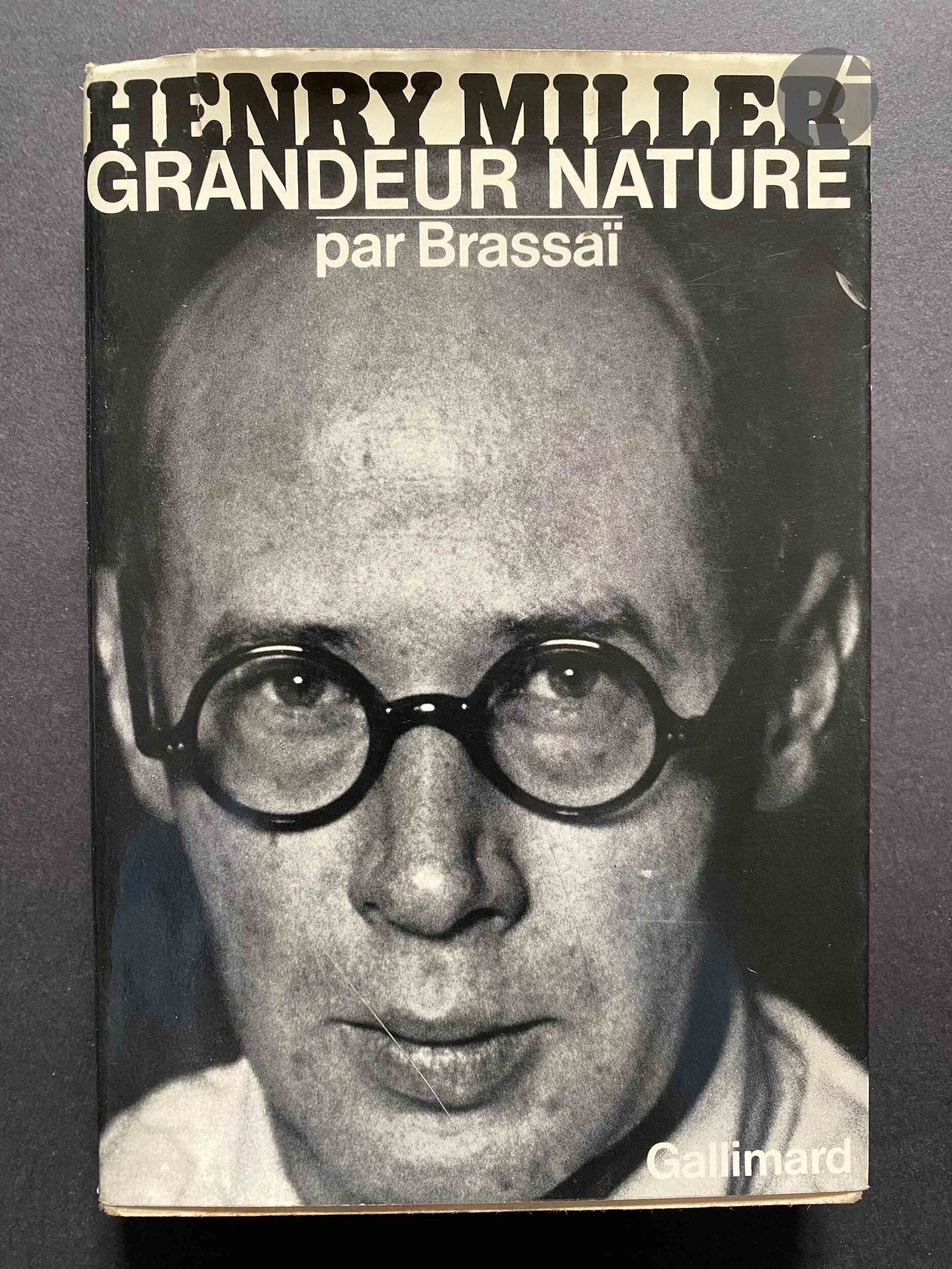 BRASSAÏ (GYULA HALÀSZ, DIT) (1899-1984) [Dédicacé à Jean Dieuzaide]
Henry Miller grandeur nature.
Gallimard, Paris, 1975.
In-8 (20,5 x 14 cm). Édition originale brochée sous jaquette illustrée, dédicacée et signée par Brassaï à Jean Dieuzaide en 1975 "À l'ami Yan Dieu Zaide, ce portrait d'Henry Miller. Bien cordialement. Brassaï. 18 novembre 1975". 264 pages. 16 photographies imprimées en héliogravure. Couverture souple sous jaquette illustrée (une déchirure).