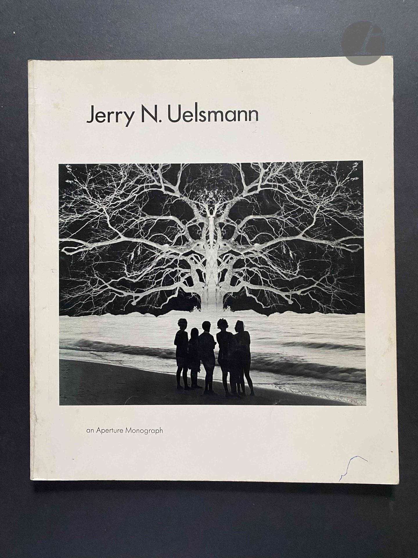 UELSMANN, JERRY N. (1934-2022) [Dédicacé à Jean Dieuzaide]
Jerry N. Uelsmann.
An Aperture Monograph, 1967.
In-4 (25 x 21 cm). Édition originale brochée, dédicacée et signée par Jerry Uelsmann à Jean Dieuzaide en Arles en 1973. Couverture souple illustrée.