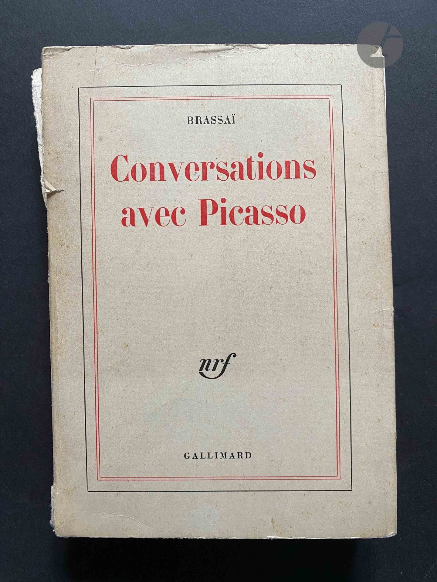 BRASSAÏ (GYULA HALÀSZ, DIT) (1899-1984) [Dédicacé à Jean Dieuzaide]
Conversations avec Picasso.
Gallimard, Paris, 1964.
In-12 (20 x 14,5 cm). Édition originale brochée, dédicacée et signée par Brassaï à Jean Dieuzaide en 1972 "Pour Yan, foudroyé et heureusement rétabli. Son ami Brassaï. Paris, le 24 avril 1972". 335 pages. 53 photographies hors-texte, imprimées en héliogravure. Texte et photographies de Brassaï. Brassaï rapporte les propos de Picasso qu’il côtoya plus de 30 ans. Les anecdotes abondent et Brassaï, qui a le don de conter, les rapporte mieux que personne. Couverture souple rempliée, en mauvais état.