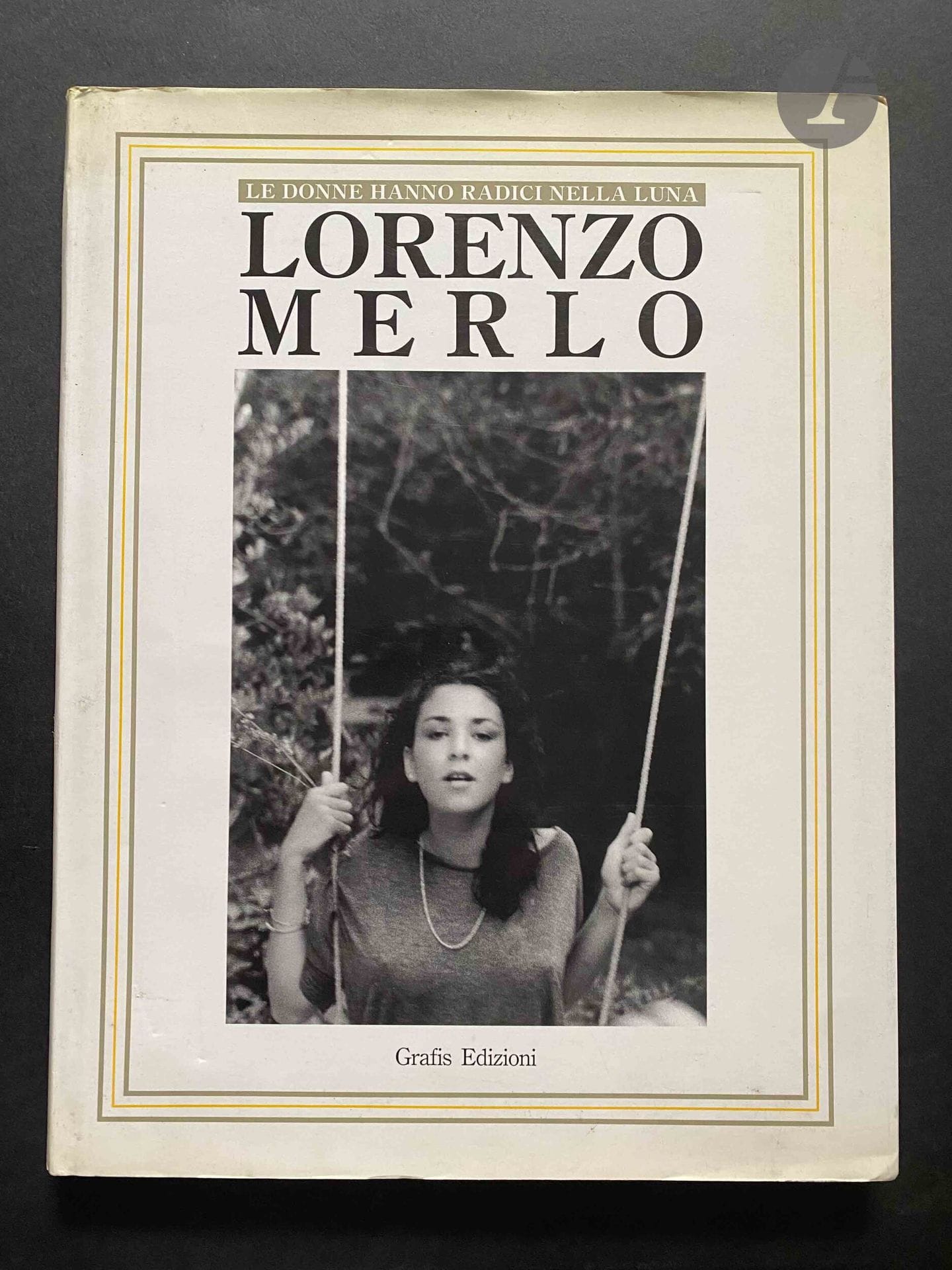 MERLO, LORENZO (1935) [Dédicacé à Jean Dieuzaide]
Le donne hanno radici nella luna.
Grafis Edizioni, 1991.
In-4 (30 x 23 cm). Édition originale, dédicacée et signée par Lorenzo Merlo à Jean Dieuzaide en page de titre. Texte en italien de Lamberto Cantoni. 96 pages. Cartonnage noir sous jaquette illustrée.
