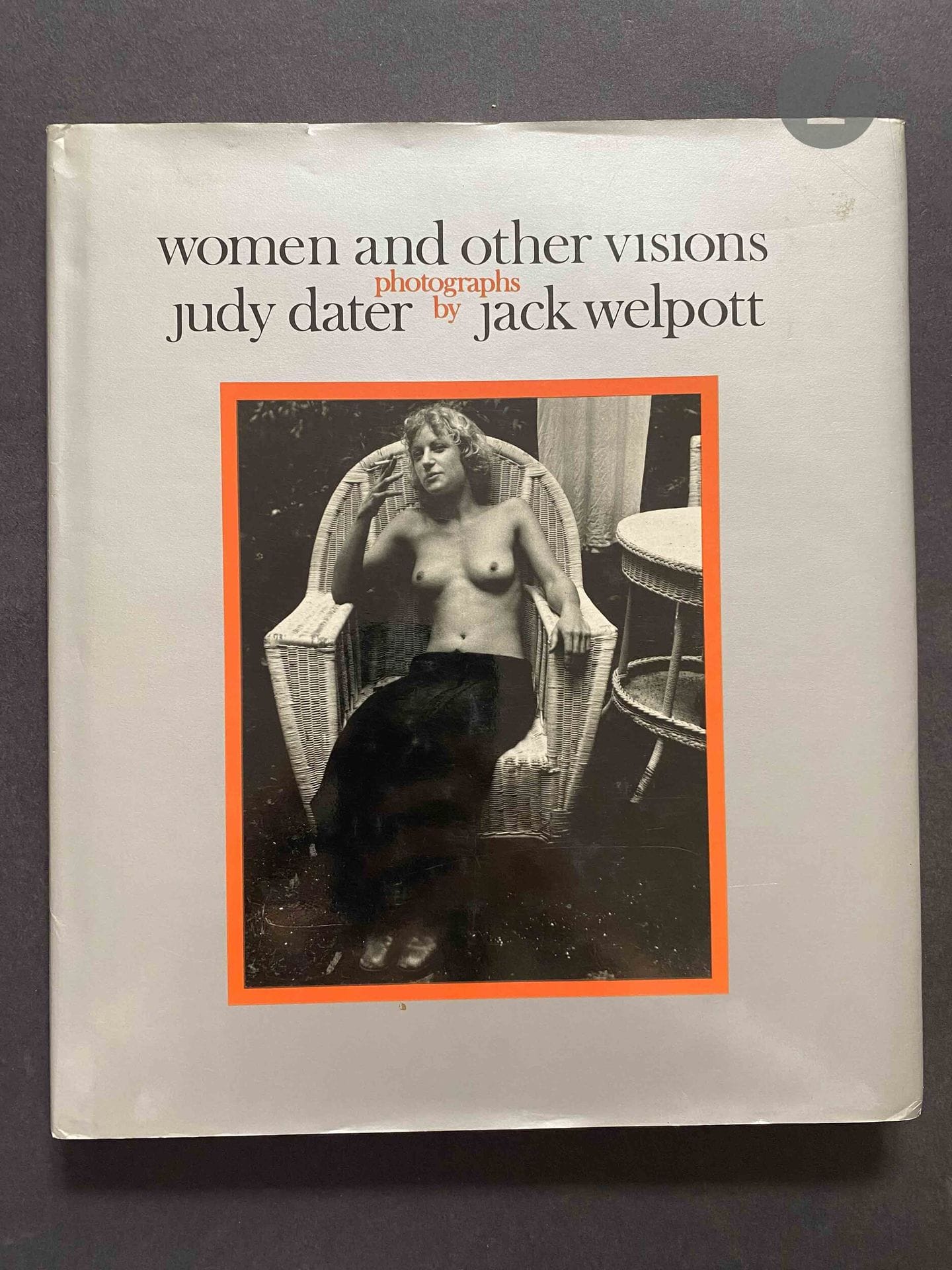 DATER, JUDY (1941) [Dédicacé à Jean Dieuzaide]
WELPOTT, JACK (1923-2007) [Dédicacé à Jean Dieuzaide]
Women and other visions.
New York, Morgan & Morgan publishers, 1975.
In-4 (27 x 23,5 cm). Édition originale reliée signée et dédicacée par Judy Dater et Jack Welpott à Jean Dieuzaide en page d’avant titre. 107 photographies reproduites en noir et blanc (dont une photo très célèbre dans l'histoire de la photographie avec Imogen Cunningham avec son appareil photographique et une jeune femme nue de part et d'autre d'un tronc d'arbre). Reliure d’éditeur en skivertex de couleur crème avec titre imprimé en creux en caractères argentés en couverture et au dos; jaquette illustrée en couverture.