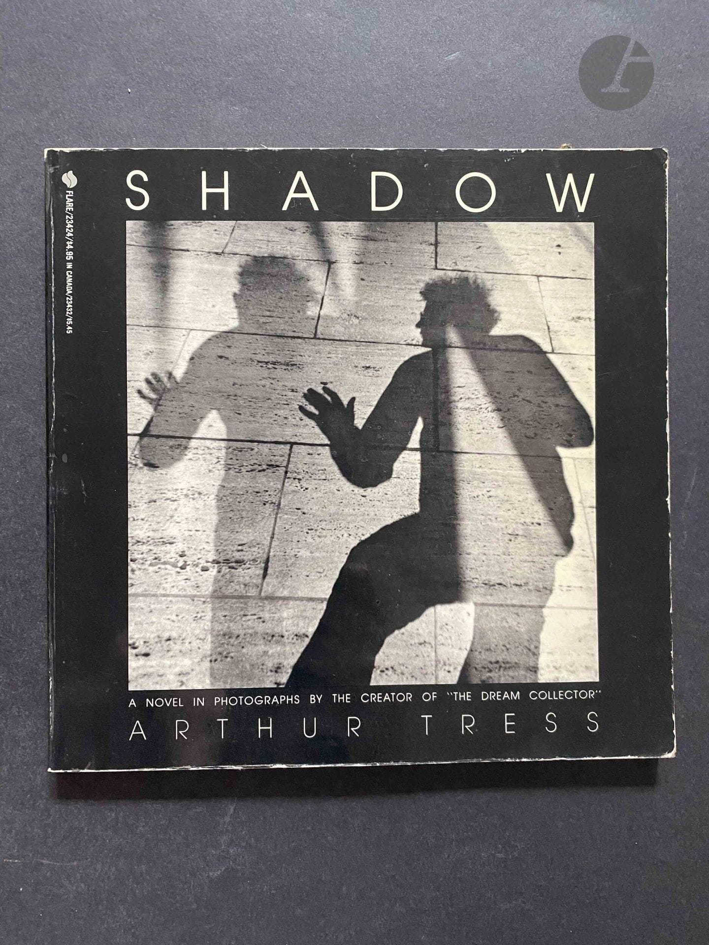 TRESS, ARTHUR (1940) [Signé]
Shadow.
Avon Books, 1975.
In-8 (20,5 x 20 cm). Édition originale, signée par Arthur Tress en page de titre. 96 pages. Tampon de Jean Dieuzaide et de la Photo'Galerie. Couverture souple illustrée.