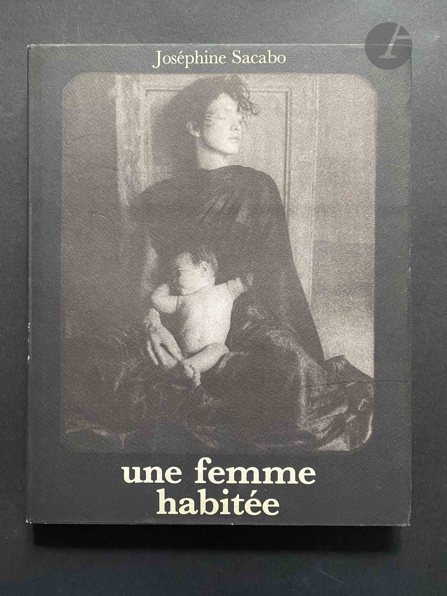 SACABO, JOSÉPHINE (1944) [Dédicacé à Jean Dieuzaide]
Une femme habitée.
Marval, 1994.
In-4 (31 x 24 cm). Édition originale, dédicacée et signée par Joséphine Sacabo à Jean Dieuzaide en 1992. 108 pages. Texte bilingue. Relié avec jaquette.