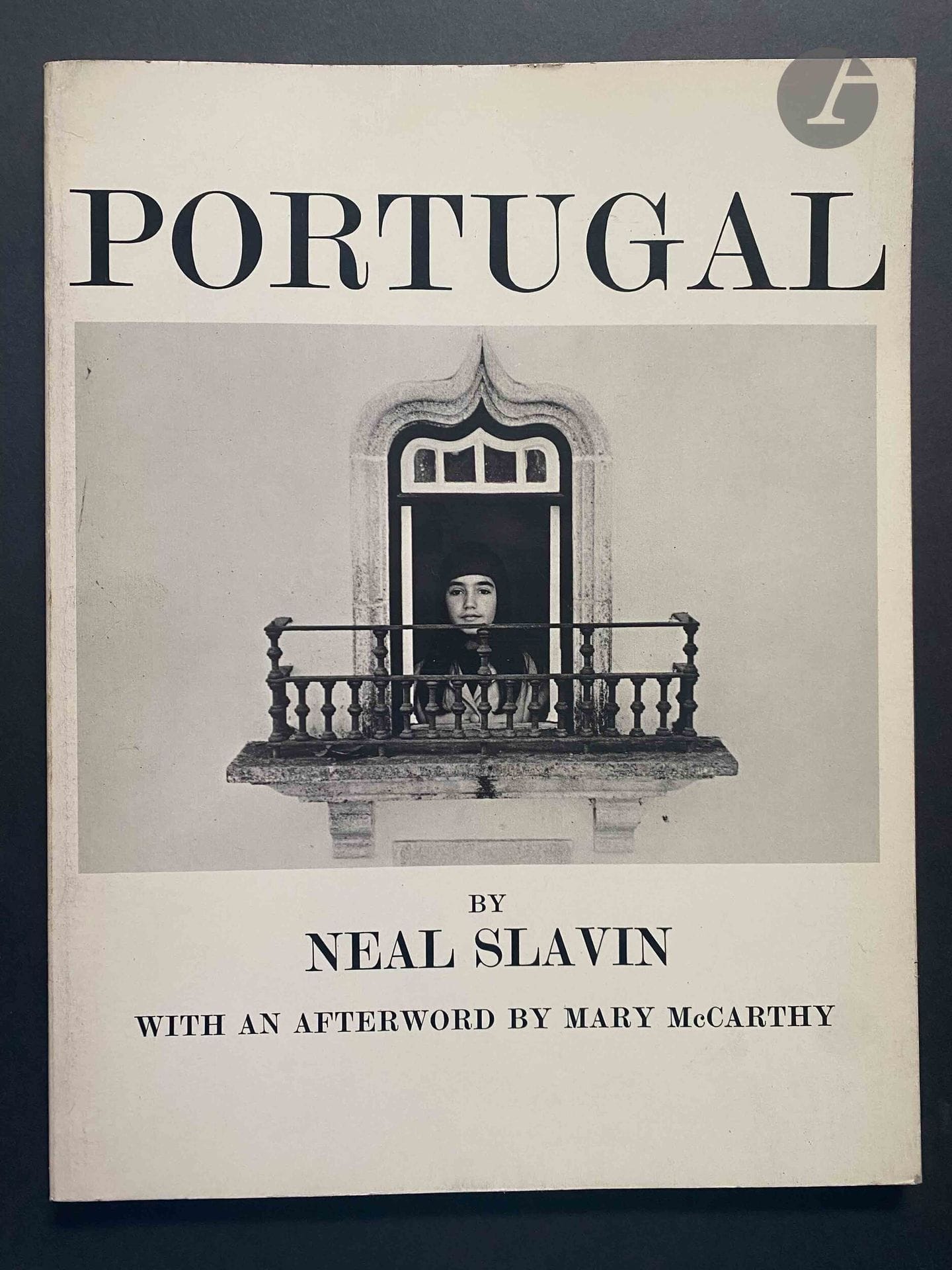 SLAVIN, NEAL (1941) [Dédicacé à Jean Dieuzaide]

Portugal.

Lustrum Press, 1971.

In-4 (28 x 21,5 cm). Édition originale brochée, dédicacée et signée par Neal Slavin à Jean Dieuzaide. Couverture souple illustrée.