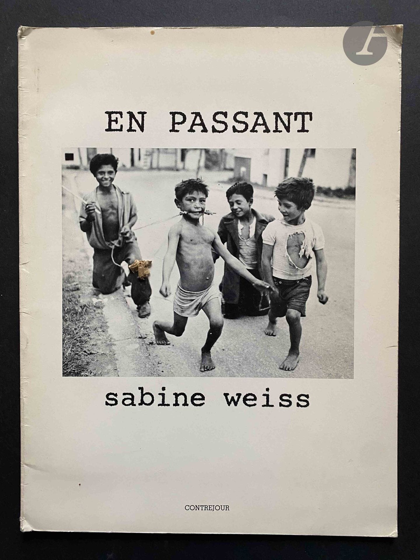 WEISS, SABINE (1924-2021) [Dédicacé à Jean Dieuzaide]
En passant.
Contrejour, 1978.
In-4 (32 x 24 cm). Édition originale brochée, dédicacée et signée par Sabine Weiss à Jean Dieuzaide en page de titre. 37 photographies reproduites en héliogravure. Est joint un dépliant illustré 4 pages d'invitation à une exposition Sabine Weiss en 1978.