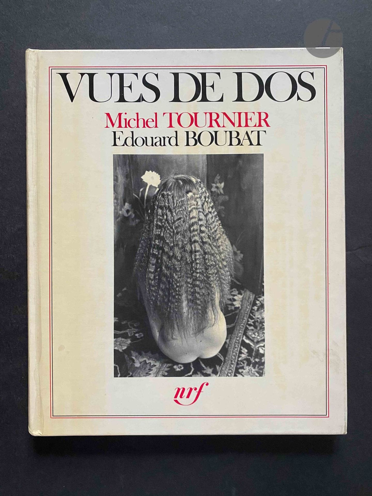 BOUBAT, ÉDOUARD (1923-1999) [Dédicacé à Jean Dieuzaide]
TOURNIER, MICHEL (1924-2016) [Dédicacé à Jean Dieuzaide]
Vues de dos.
Éditions Gallimard, 1981.
In-8 (23,5 x 19,5 cm). Édition originale dédicacée et signée par Michel Tournier et Édouard Boubat à Jean Dieuzaide. Couverture rigide illustrée (pelliculage jauni).