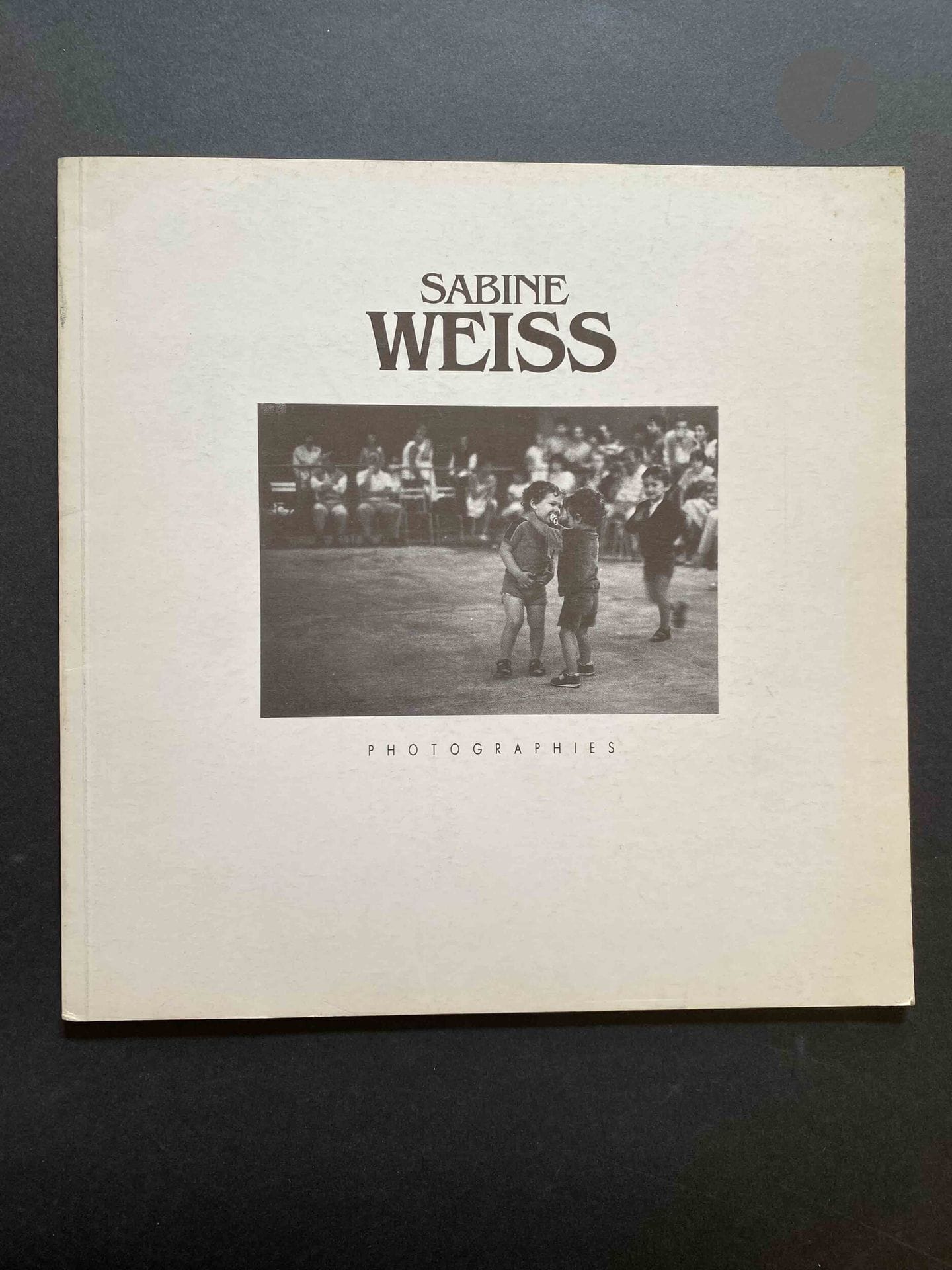 WEISS, SABINE (1924-2021) [Dédicacé à Jean Dieuzaide]
Sabine Weiss. Photographies.
Musée d'art contemporain de Dunkerque, 1988.
In-4 (24 x 24 cm). Édition originale brochée, dédicacée et signée par Sabine Weiss à Jean Dieuzaide. Catalogue d'exposition. 32 pages. Couverture souple illustrée.