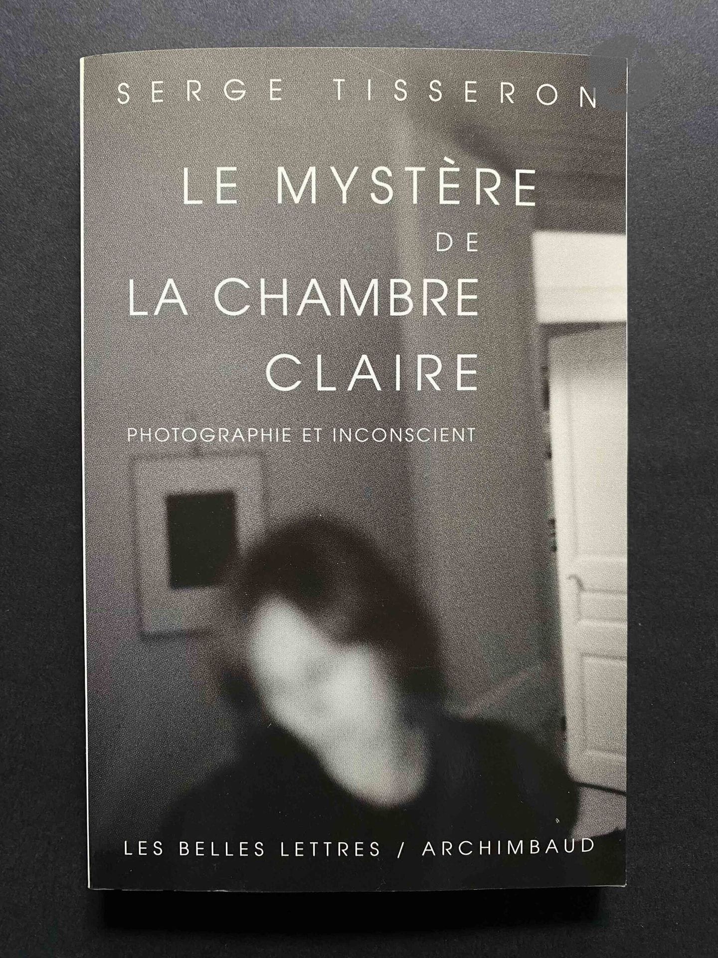 TISSERON, SERGE (1948) [Dédicacé à Jean Dieuzaide]
Le mystère de la chambre claire.
Photographie et inconscient.
Les Belles Lettres/Archimbaud, 1996.
In-8 (22 x 14,5 cm). Édition originale brochée, dédicacée et signée par Serge Tisseron à Jean Dieuzaide " Pour Jean Dieuzaide, les réflexions sur les bonheurs de la photographie...en cordial hommage. Serge Tisseron" . 192 pages. Couverture souple illustrée.