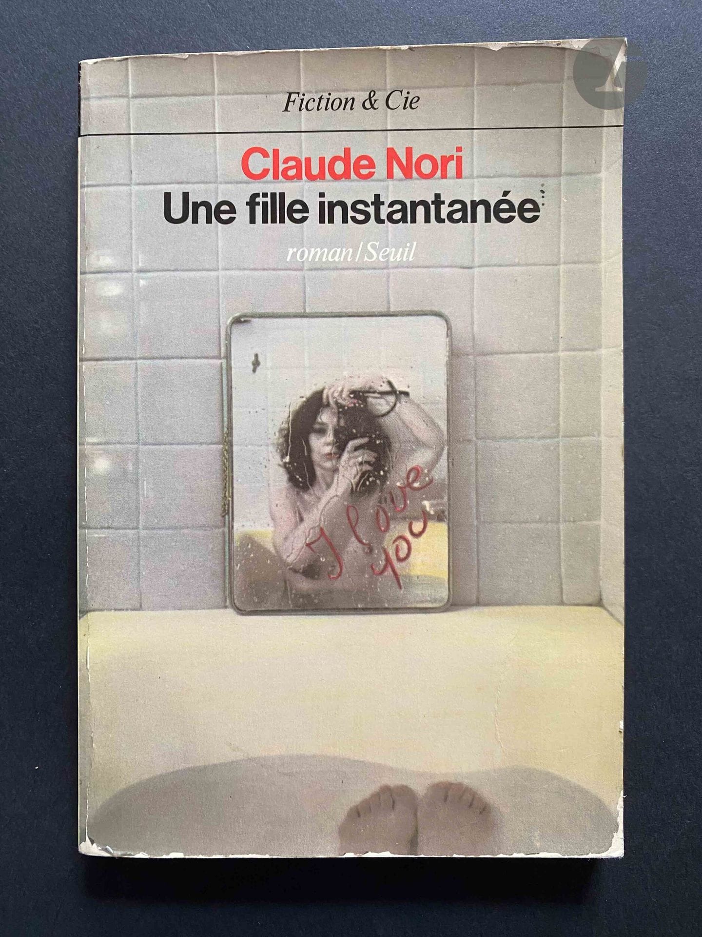 NORI, CLAUDE (1949) [Dédicacé à Jean Dieuzaide]
Une fille instantanée.
Seuil, 1981.
In-8 (21 x 14 cm). Édition originale brochée, dédicacée et signée par Claude Nori à Jean Dieuzaide en 1981. 192 pages. Couverture souple.