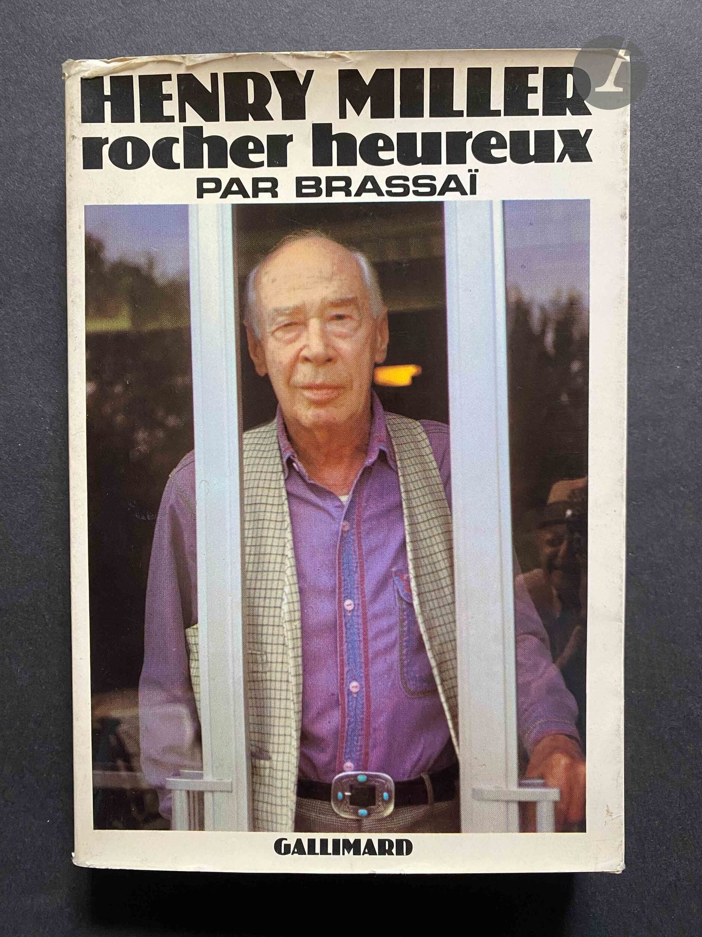 BRASSAÏ (GYULA HALÀSZ, DIT) (1899-1984) [Dédicacé à Jean Dieuzaide]
Henry Miller rocher heureux.
Gallimard, 1978.
In-8 (20,5 x 14 cm). Édition originale brochée, dédicacée, datée (1978) et signée par Brassaï à Jean Dieuzaide et aussi par Gilberte Brassaï "et amical souvenir de la Béarnaise 50% et de la Catalane 50% = 100% Pyrénéenne. Gilberte". 290 pages. Couverture souple illustrée. Est joint au livre un dépliant d'invitation à une dédicace, dédicacé au feutre rouge par Brassaï.