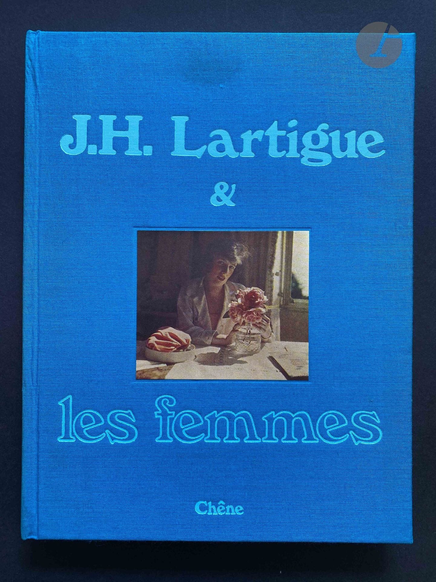 LARTIGUE, JACQUES-HENRI (1894-1986)
Lartigue &amp; women.
Éditions du Chêne, 1973.
In-4 (26 x 20.5 cm). First edition. Superb gravure printing of the photographs. Bound in blue cloth in illustrated publisher's slipcase.
