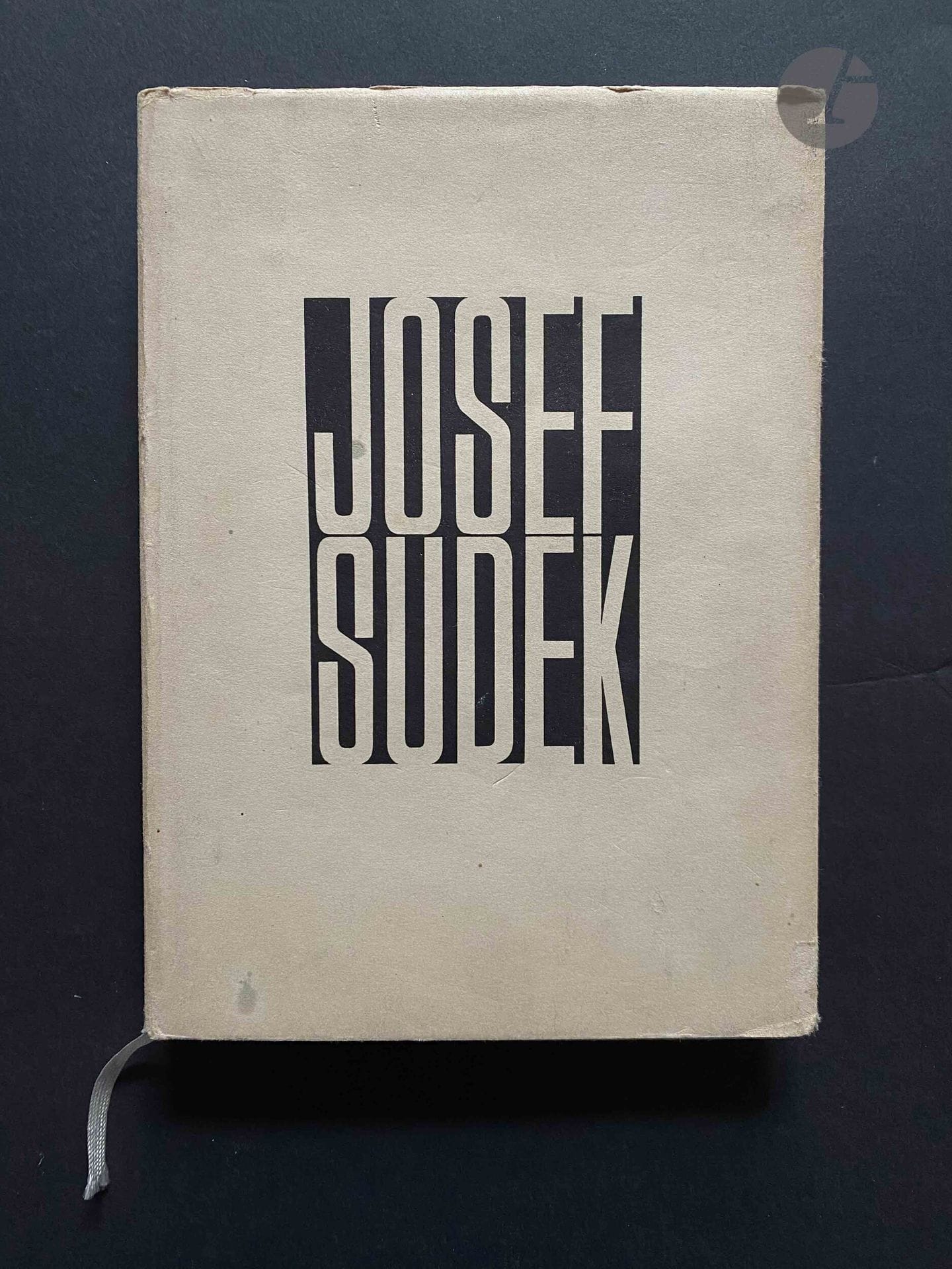SUDEK, JOSEF (1896-1976)
Josef Sudek Fotografie.
Statni Nakladatelstvi Krasne Literatury, Prague, 1956.
In-8 (24 x 17,5 cm). Édition originale. 47 pages de texte. 232 photographies imprimées en héliogravure. Cartonnage toilé d’éditeur sous jaquette avec titre imprimé. Reliure avec légères mouillures. Contenu parfait. En page de titre est indiqué au crayon de la main de Jean Dieuzaide "cadeau d'Anna Farova ".
Ref. Hasselblad, pp. 166-167.