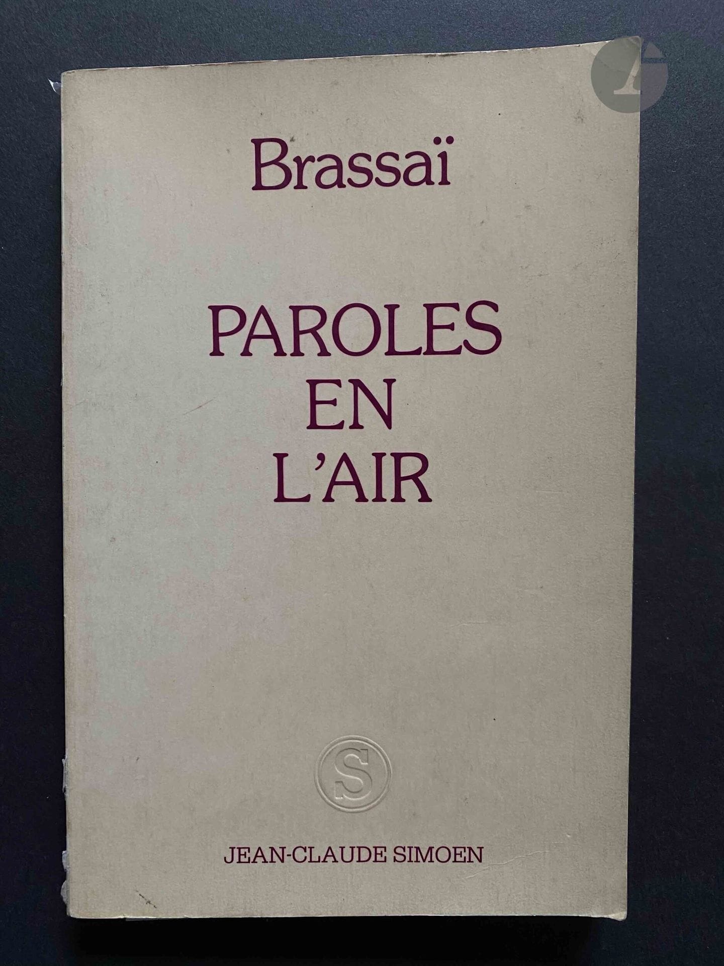 BRASSAÏ (GYULA HALÀSZ, DIT) (1899-1984) [Dédicacé à Jean Dieuzaide]
Paroles en l'air.
Jean-Claude Simoen, 1977.
In-8 (21 x 14 cm). Édition originale brochée, dédicacée, datée (1977) et signée par Brassaï à Jean Dieuzaide. 192 pages. Couverture souple titrée.