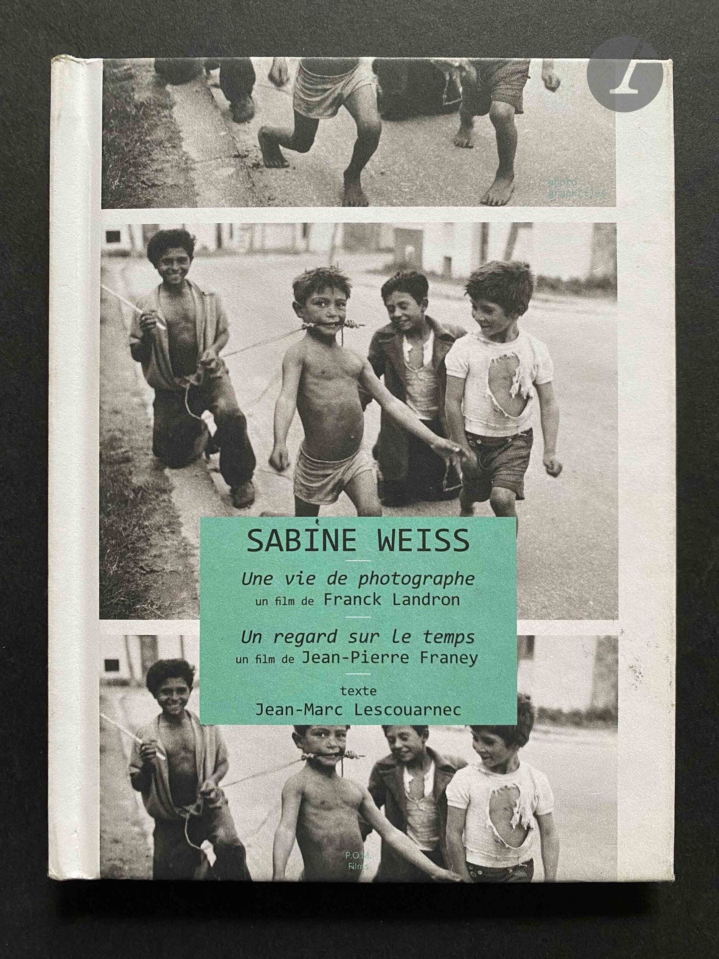 WEISS, SABINE (1924-2021) [Signed]
A photographer's life.
A film by Franck Landron.
A look at time.
A film by Jean-Pierre Franey.
Éditions de l'Œil, 2013.
32-page book, accompanied by a DVD of two films about Sabine Weiss. The book is dedicated by Sabine Weiss to Jacqueline Dieuzaide.