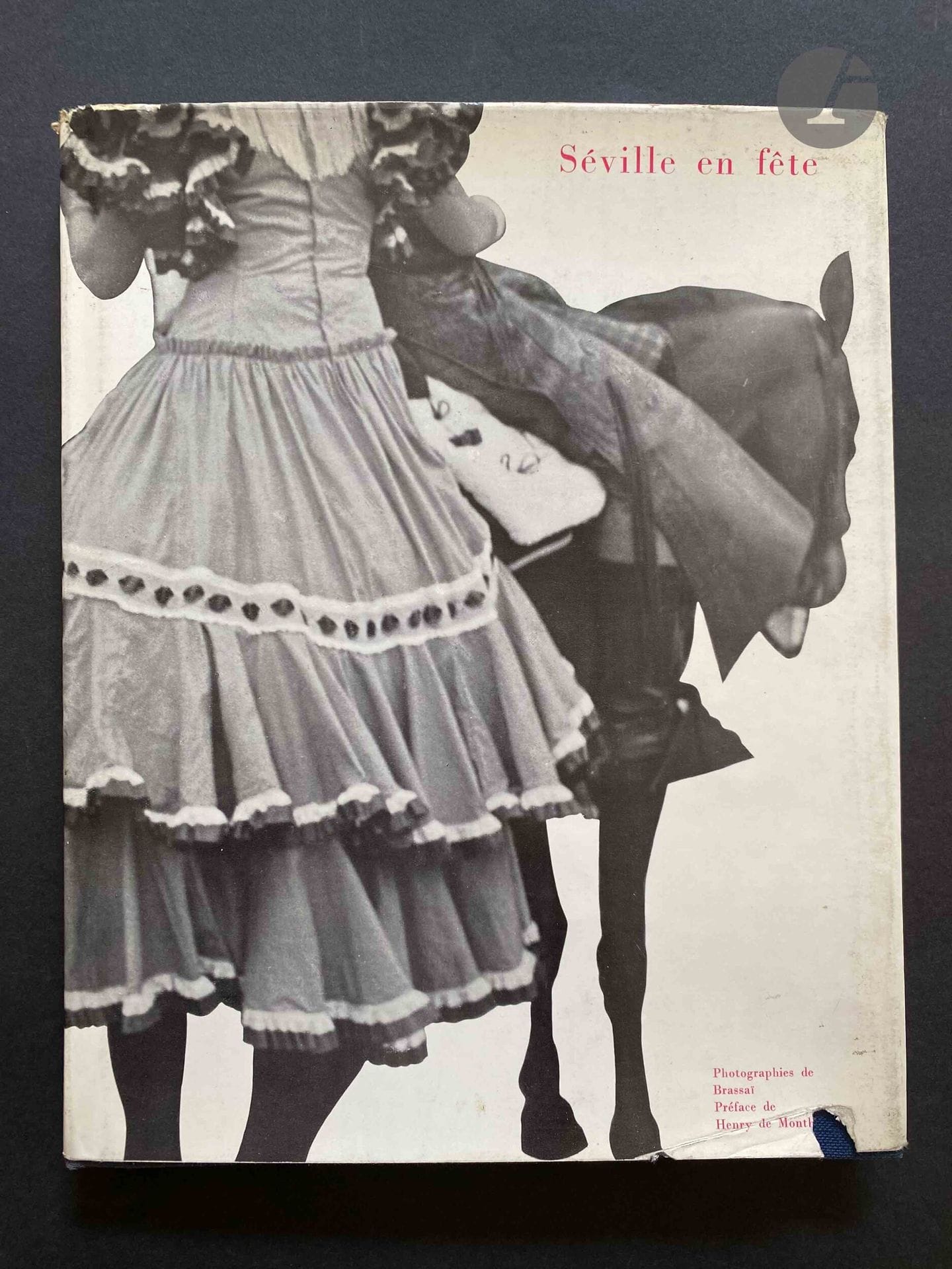 BRASSAÏ (GYULA HALÀSZ, DIT) (1899-1984) [Dédicacé à Jean Dieuzaide]
Séville en fête.
Robert Delpire Éditeur, Collection Neuf, 1954.
In-4 (27,5 x 22 cm). Édition originale, signée et dédicacée par Brassaï à Jacqueline et Jean Dieuzaide . 156 pages. Photographies imprimées en héliogravure. Reliure toilée bleue d'éditeur sous jaquette illustrée