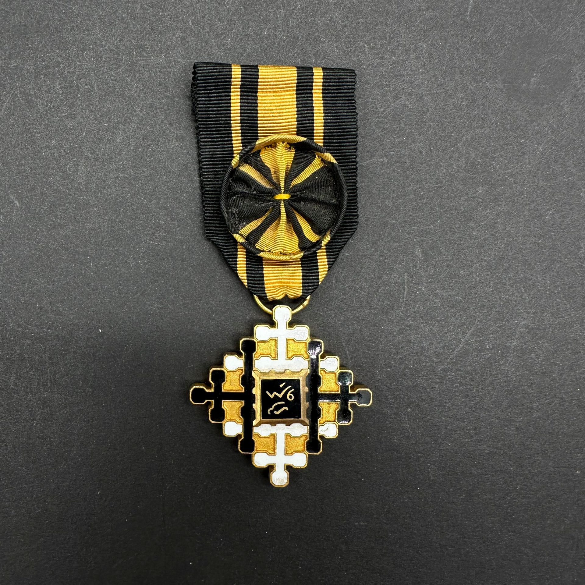 FÉDÉRATION TAI

ORDRE DU MÉRITE CIVIL.

Croix d’officier en bronze doré et émail. Ruban à rosette.

43 mm

T.T.B. à SUP.