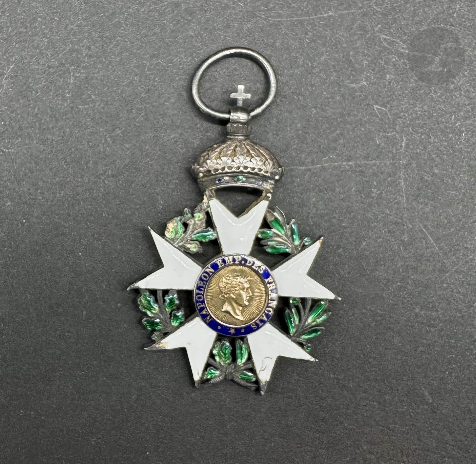 FRANCE

ORDRE DE LA LÉGION D’HONNEUR.

Étoile de chevalier du 2e type à couronne soudé d’époque Premier Empire. 

En argent. Les centres en or et émail (éclats et petits coups aux pointes, petits éclats aux feuillages). Couronne à douze fleurons. Anneau de suspente déformé. 

51 x 38 mm - Poids brut : 14 g

T.B.