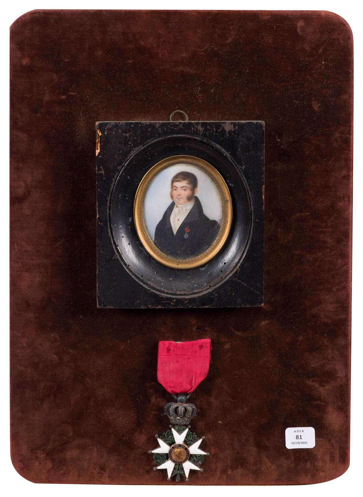 FRANCE

ORDRE DE LA LÉGION D’HONNEUR.

Étoile de chevalier d’époque Présidence.

En argent, or et émail (éclats). Poinçon tête de sanglier. 

T.B. 

Présentée sur un support en velours brun avec miniature du récipiendaire et attestation au dos au nom de Battu de Launay.

36 x 25 cm

A.B.E. (Trous d’insecte au cadre de la miniature).