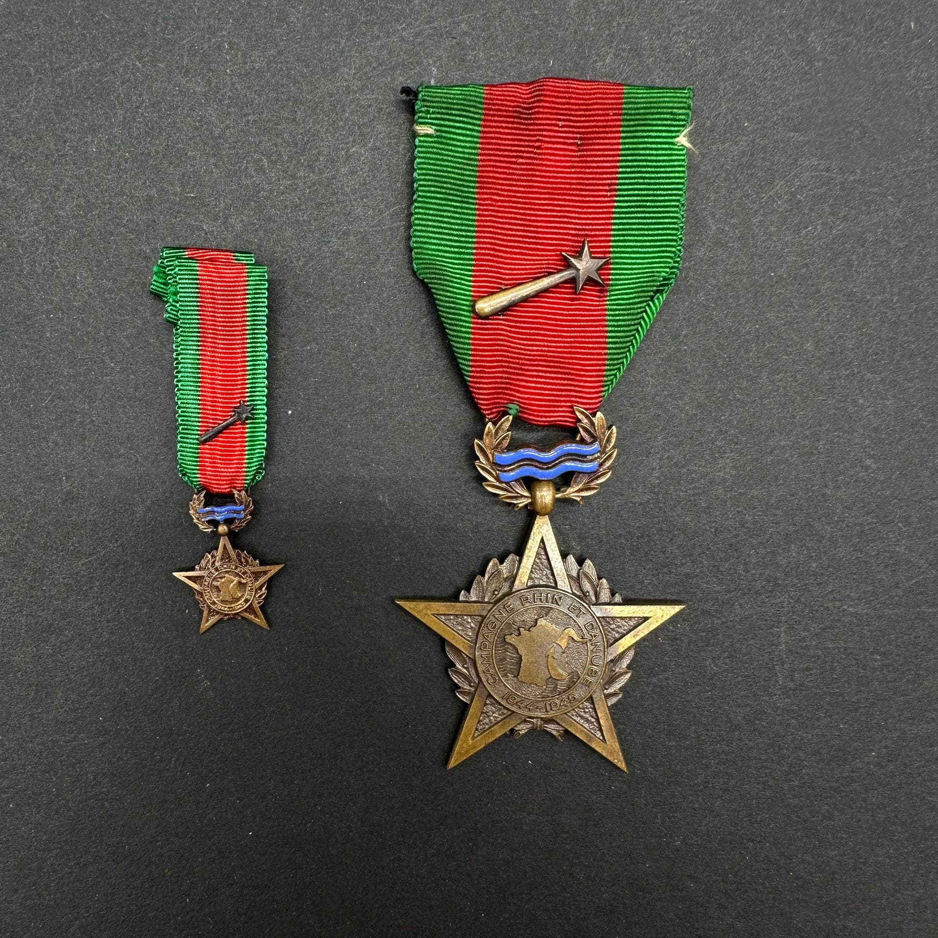 FRANCE 

Médaille de la 1re armée française.

En bronze émaillé. Ruban avec motif à la massue. 

Avec miniature.

T.T.B.