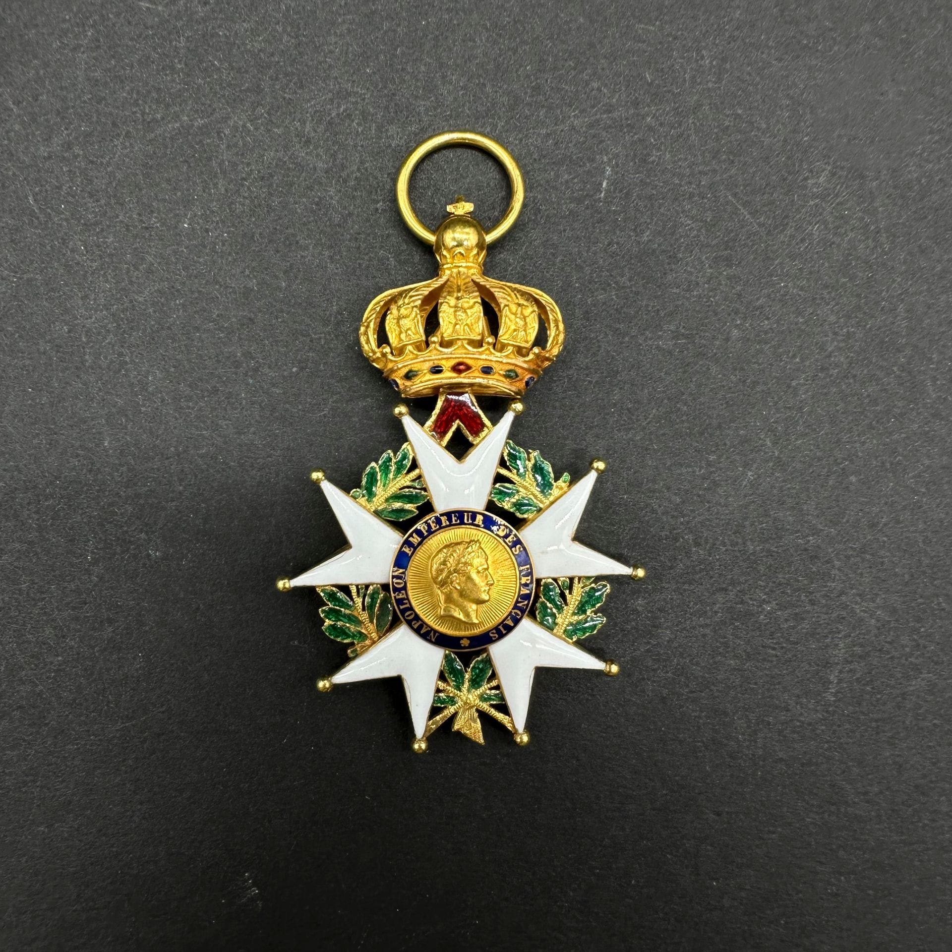 FRANCE

ORDRE DE LA LÉGION D’HONNEUR.

Étoile d’officier d’époque Second Empire. 

En or et émail (cheveux). Poinçon tête d’aigle et poinçon d’orfèvre Ouizille-Lemoine.

65 x 42 mm - Poids brut : 17 g

T.T.B.