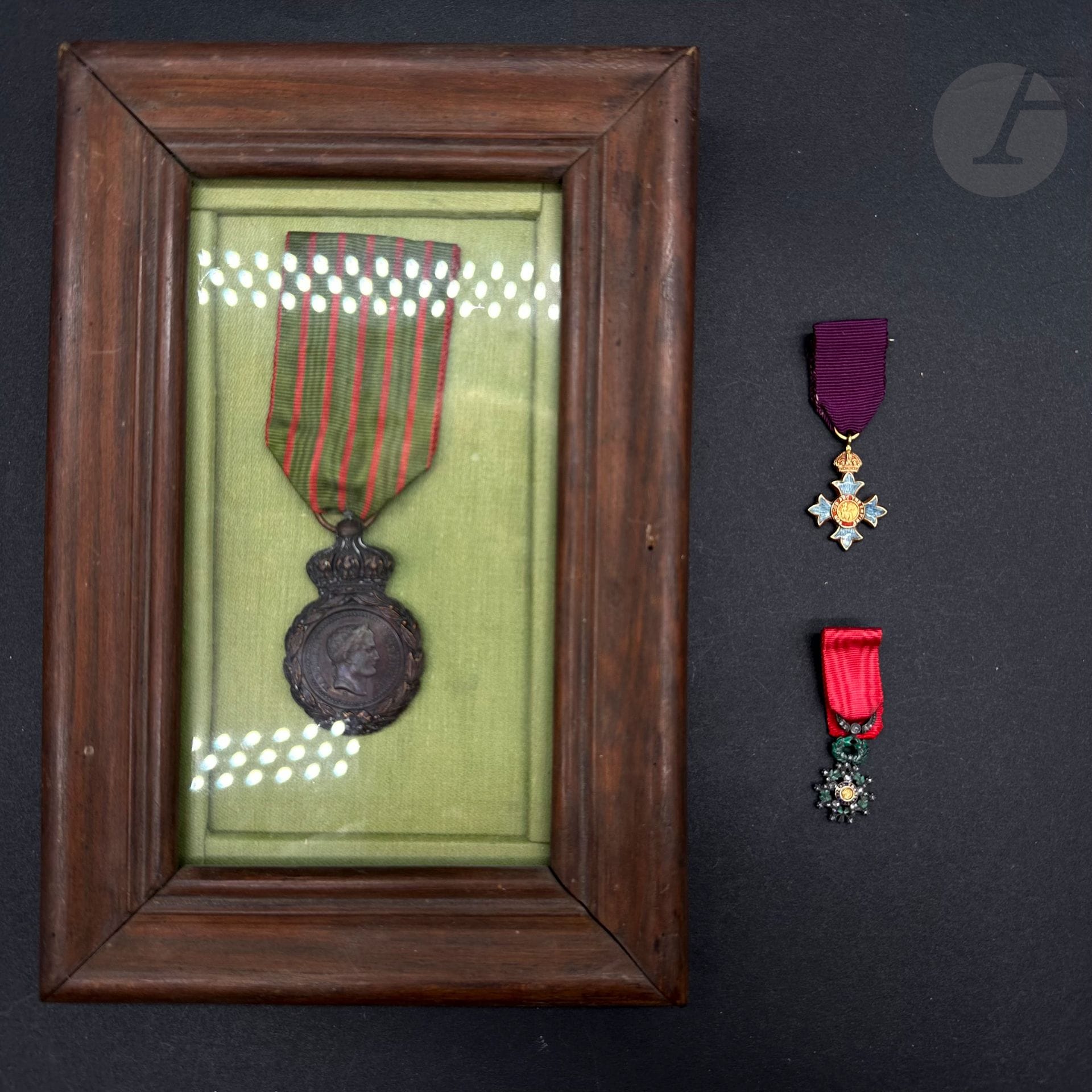 FRANCE 

Ensemble de trois pièces : 

- FRANCE - MÉDAILLE DE SAINTE-HÉLÈNE. En bronze patiné. Ruban. Encadrée sous verre. 

- FRANCE - ORDRE DE LA LÉGION D’HONNEUR. Miniature de chevalier en argent, or et émail. Les branches et la bélière garnis de petits brillants. 

Ht : 26 mm - Poids brut : 2,3 g

Dans un écrin de la Maison Boullanger. 

- Miniature de l’ordre de l’Empire Britannique du 1er type à titre civil. 

Or et émail. 

Ht : 27 mm - Poids brut : 5,7 g

Dans son écrin de la Maison garrard, joailliers du Roi. 

T.T.B.