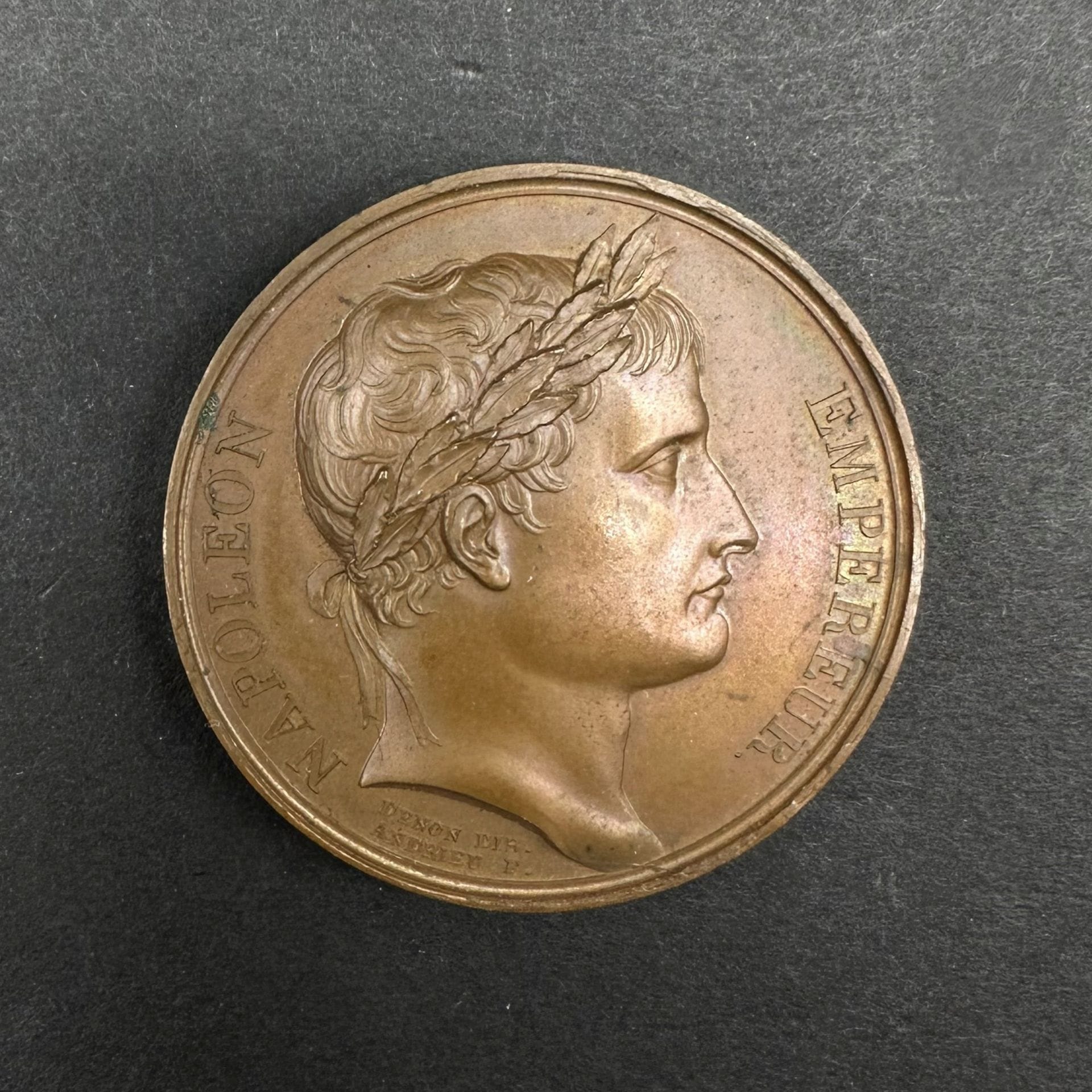 Médaille Napoléon Roi d’Italie (1805), d’après Denon et Andrieu.

En bronze patiné. 

Avers au profil de Napoléon Ier à droite à l’antique « NAPOLÉON EMPEREUR ». 

Revers à la couronne des Lombards.

Diam : 40 mm

T.T.B. 

Référence : Br 418