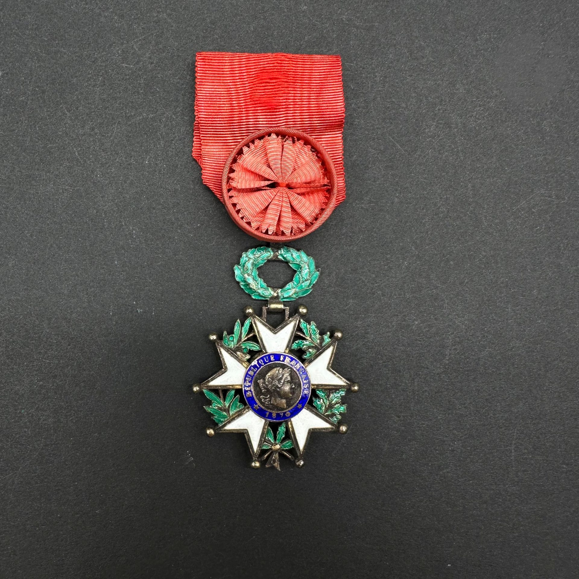 FRANCE

ORDRE DE LA LÉGION D’HONNEUR. 

Étoile d’officier modèle d’époque IIIe République, à filets. En vermeil et émail (infime éclat). Poinçon tête de sanglier. Ruban à rosette. 

59 x 37 mm - Poids brut : 23 g

T.T.B. Dans un écrin.
